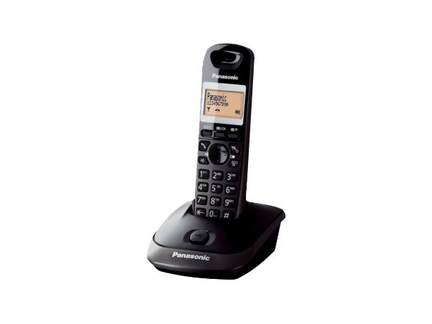 Un telefono cordless Panasonic nero è sulla sua base di ricarica.