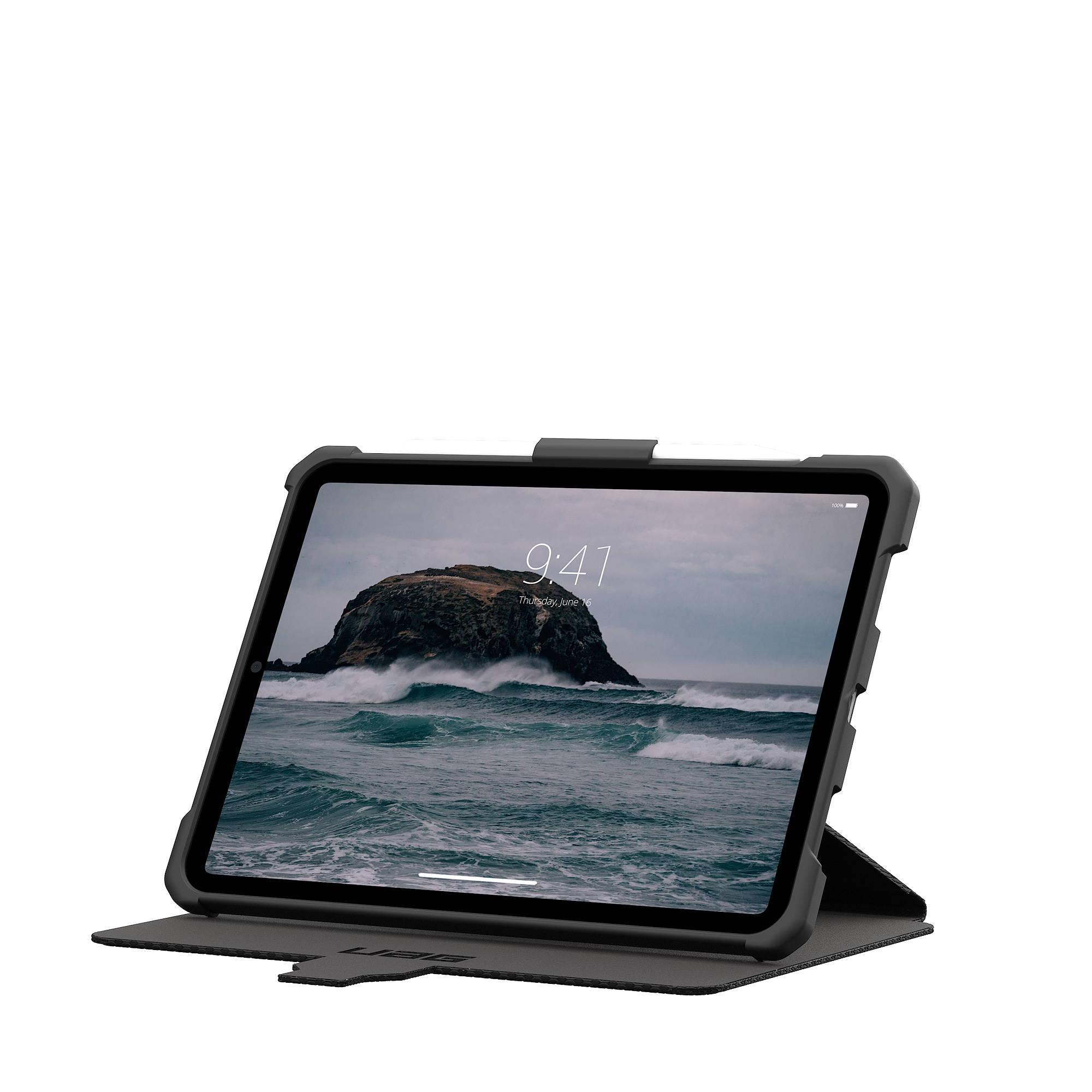 Ein Tablet in einer schwarzen Hülle mit einem Bild von Wellen und Felsen.