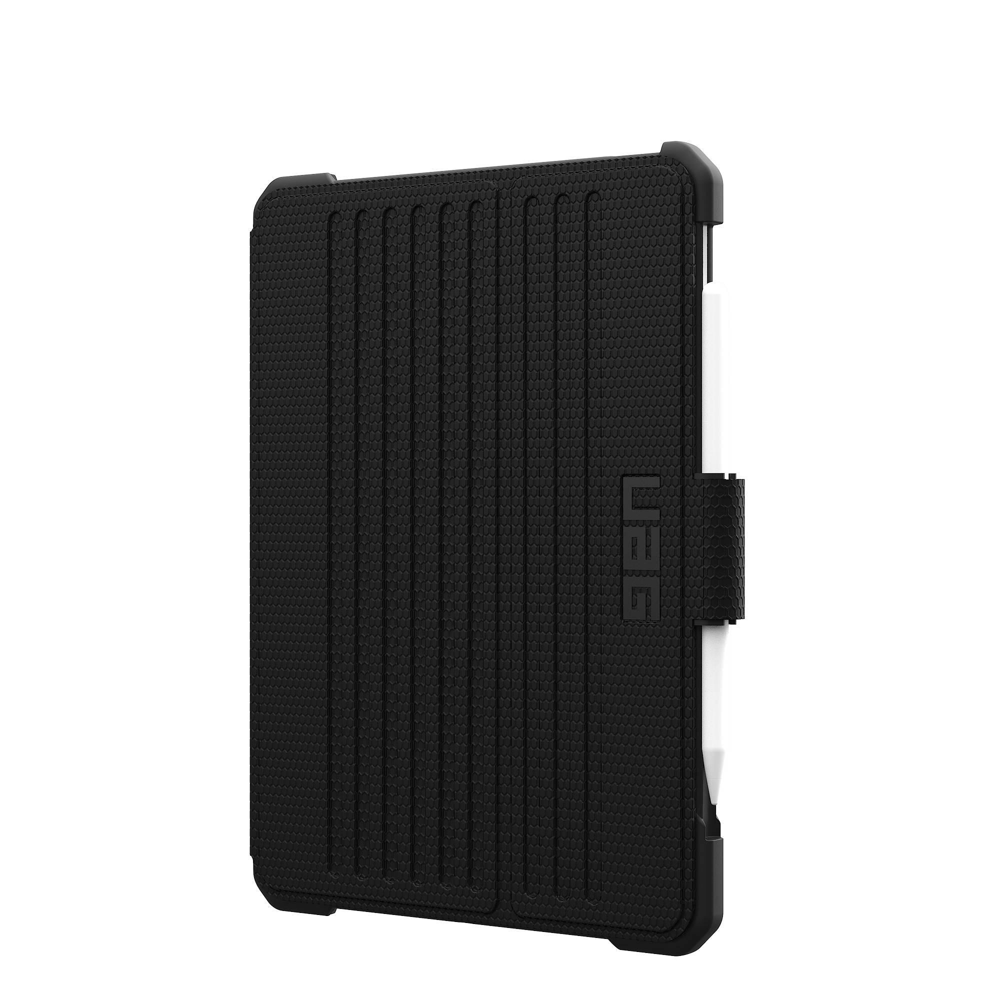 Schwarzes Tablet-Etui mit vertikalen Rillen und UAG-Logo, hält einen weißen Stift.