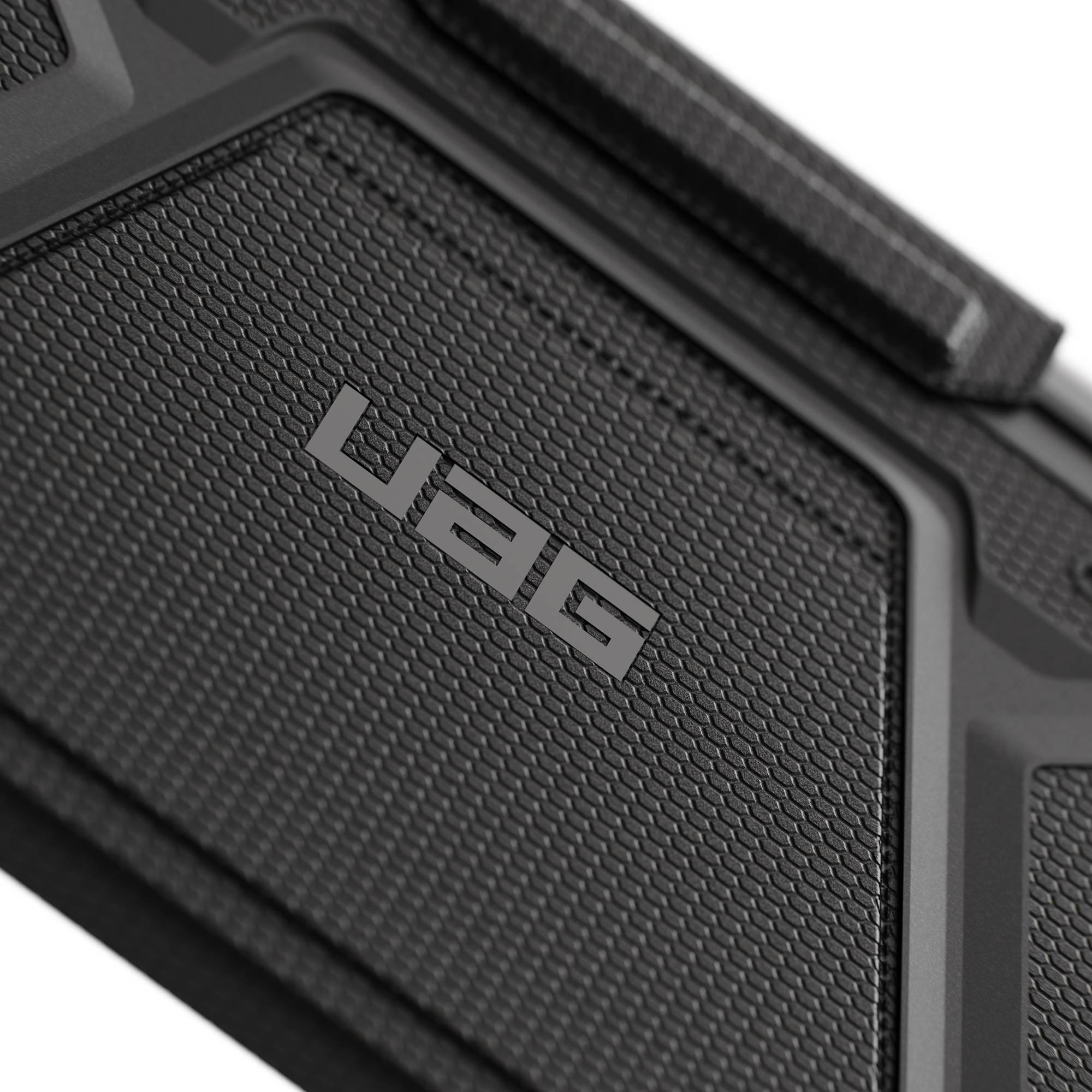 Schwarze Handyhülle mit Wabenmuster und UAG-Logo.