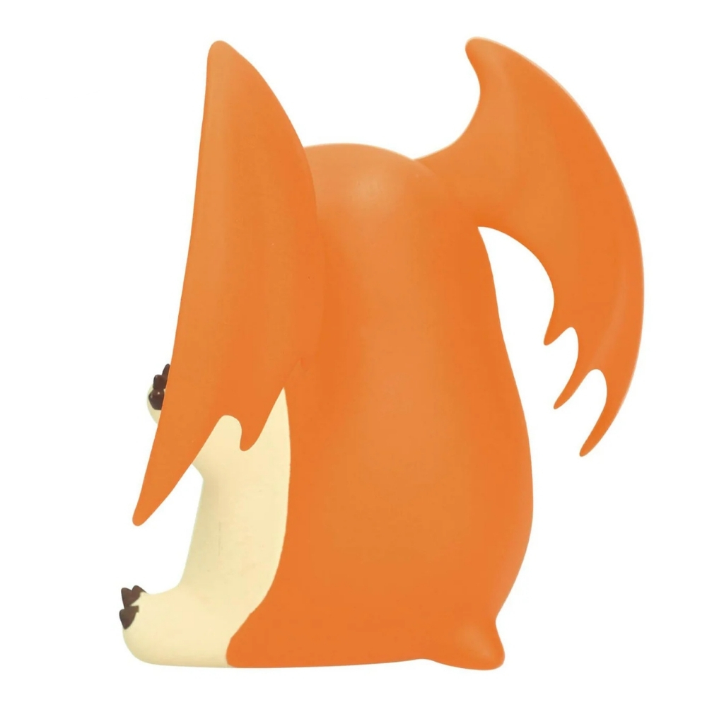 Figura naranja con alas y vientre beige claro. Fondo blanco.