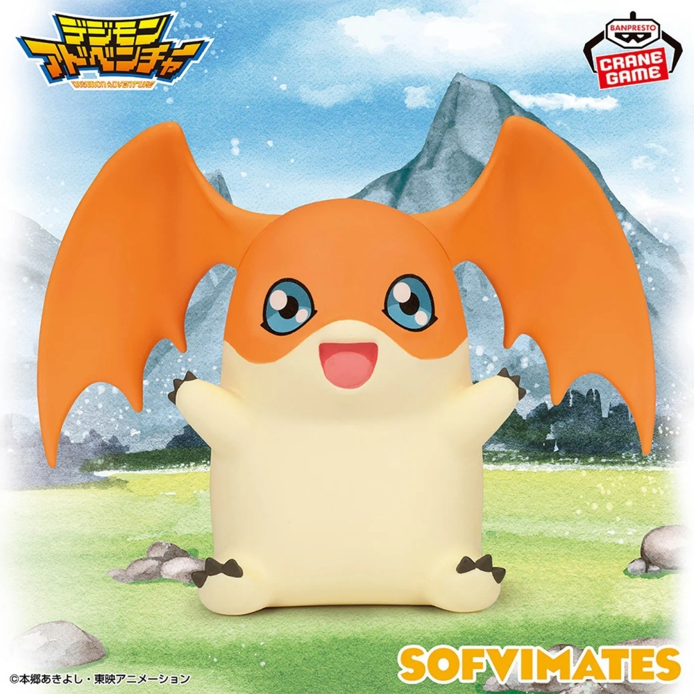 Un Digimon naranja y amarillo con alas se sienta en un campo verde frente a montañas.