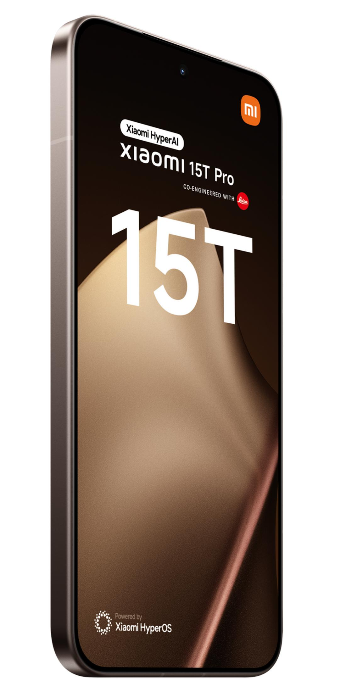 Telefono Xiaomi 15T Pro con HyperOS e logo Leica. Grande '15T' sullo schermo.