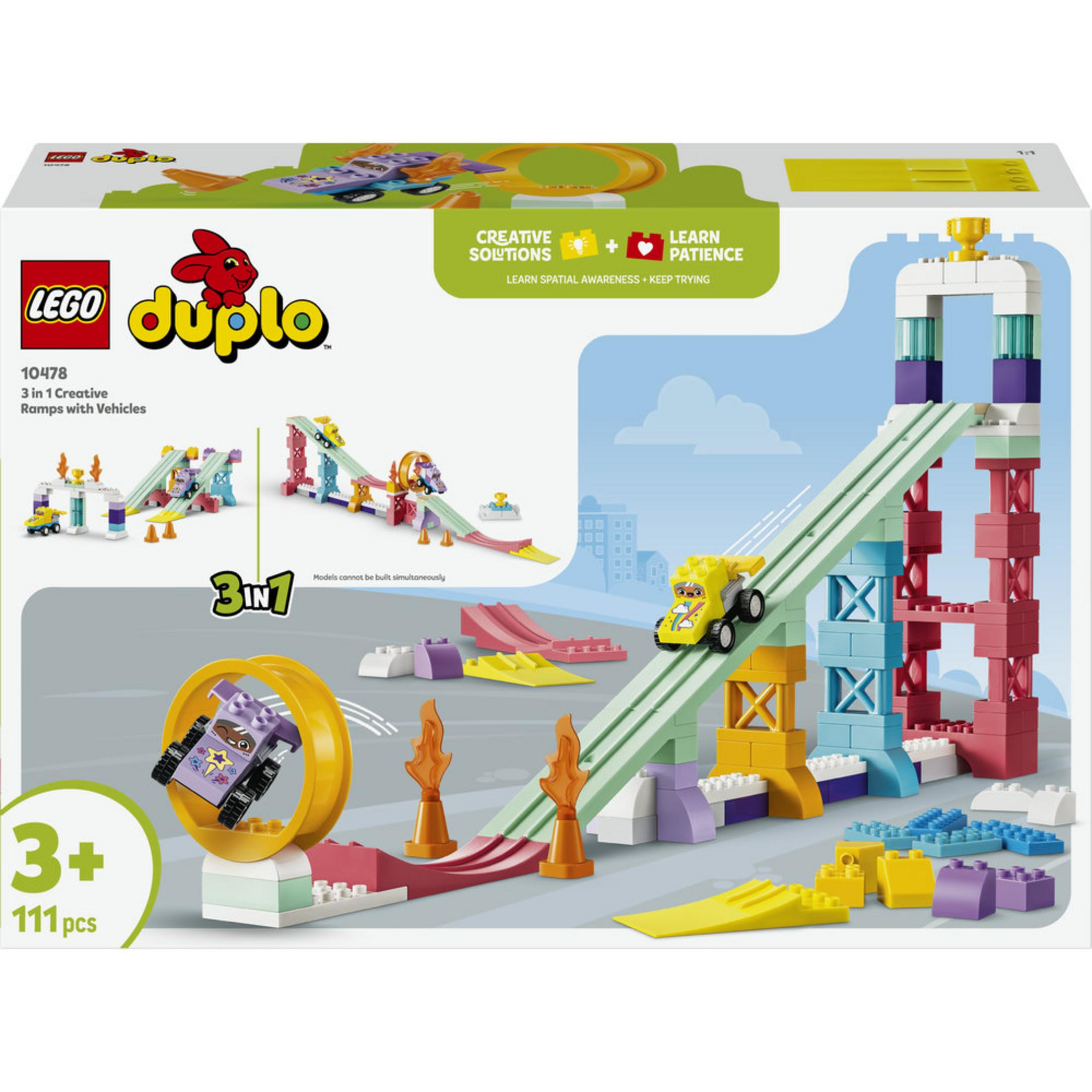 Set di giocattoli LEGO DUPLO con rampe, veicoli e blocchi colorati.