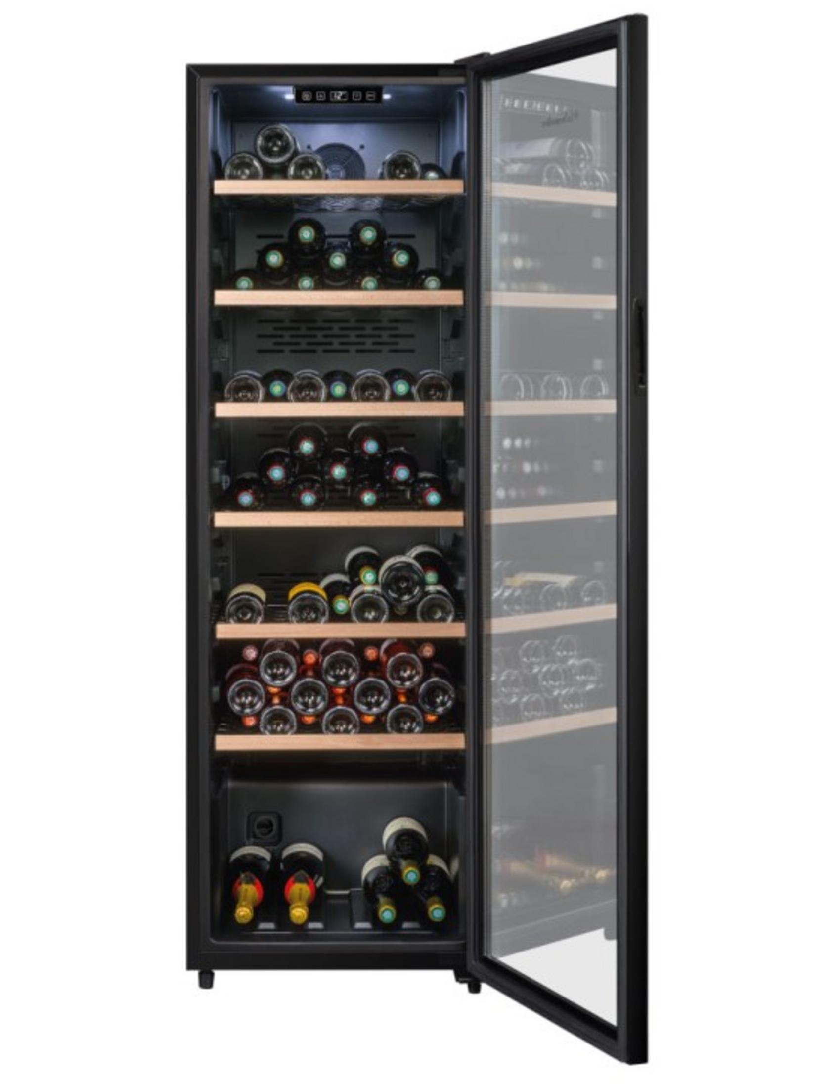 Una vinoteca abierta con muchas botellas en estantes y abajo.