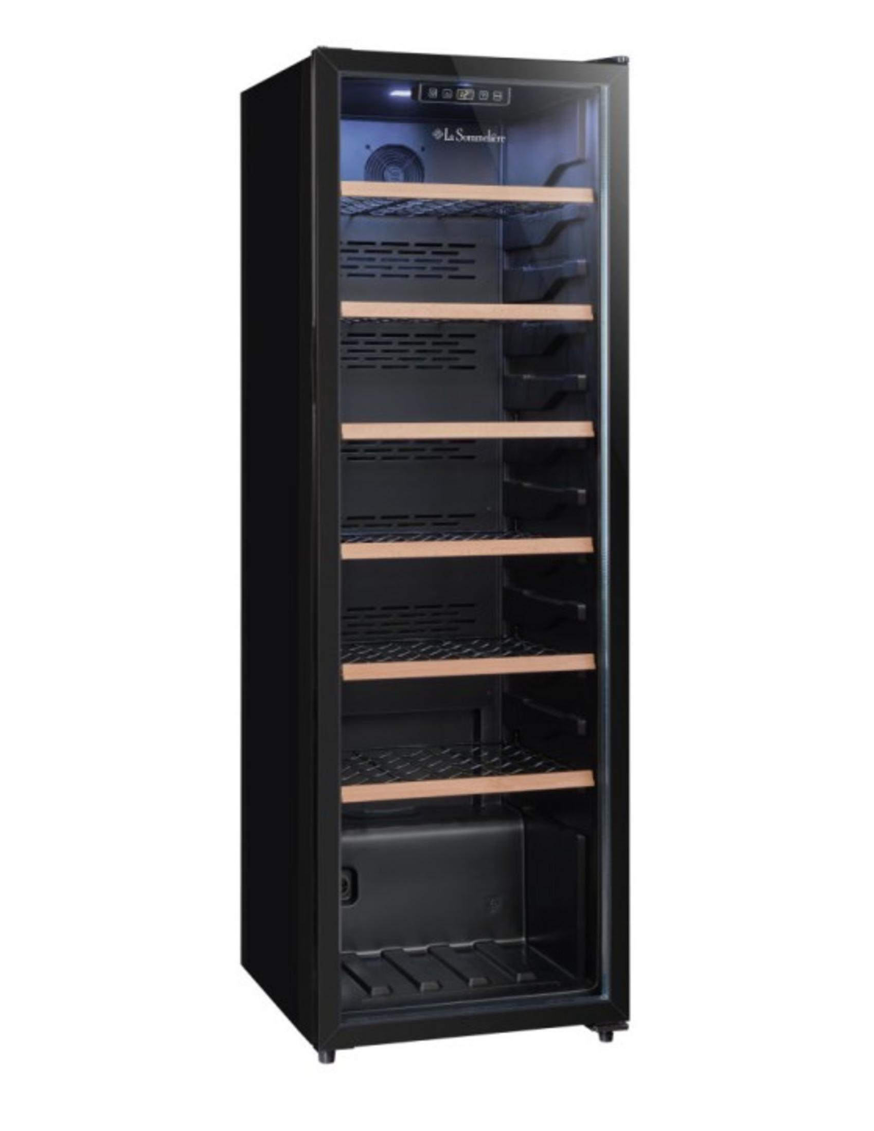 Un enfriador de vino negro con puerta de cristal, estantes de madera e iluminación LED.