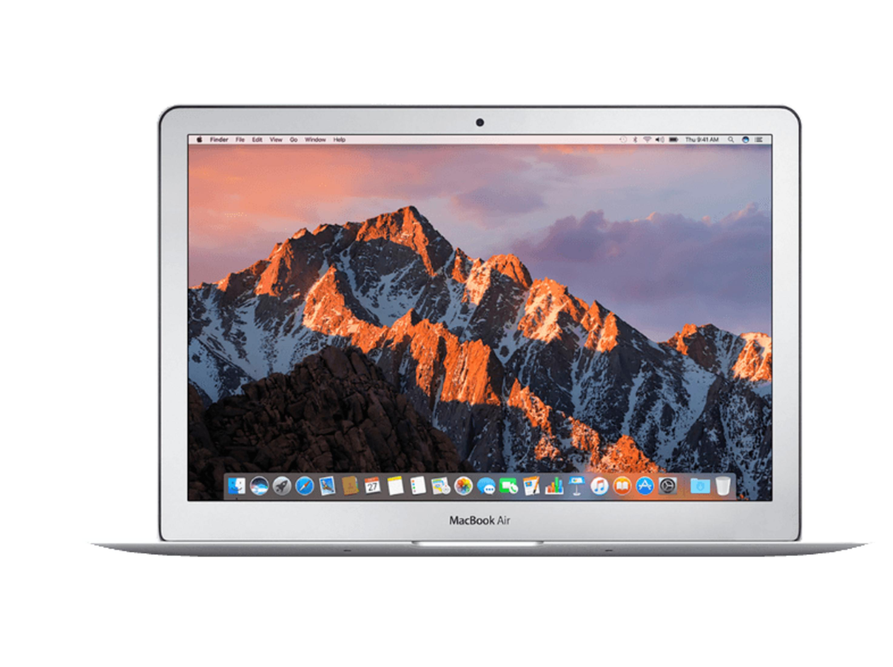 Un portátil MacBook Air plateado muestra un panorama de montaña con nieve y rocas al atardecer.
