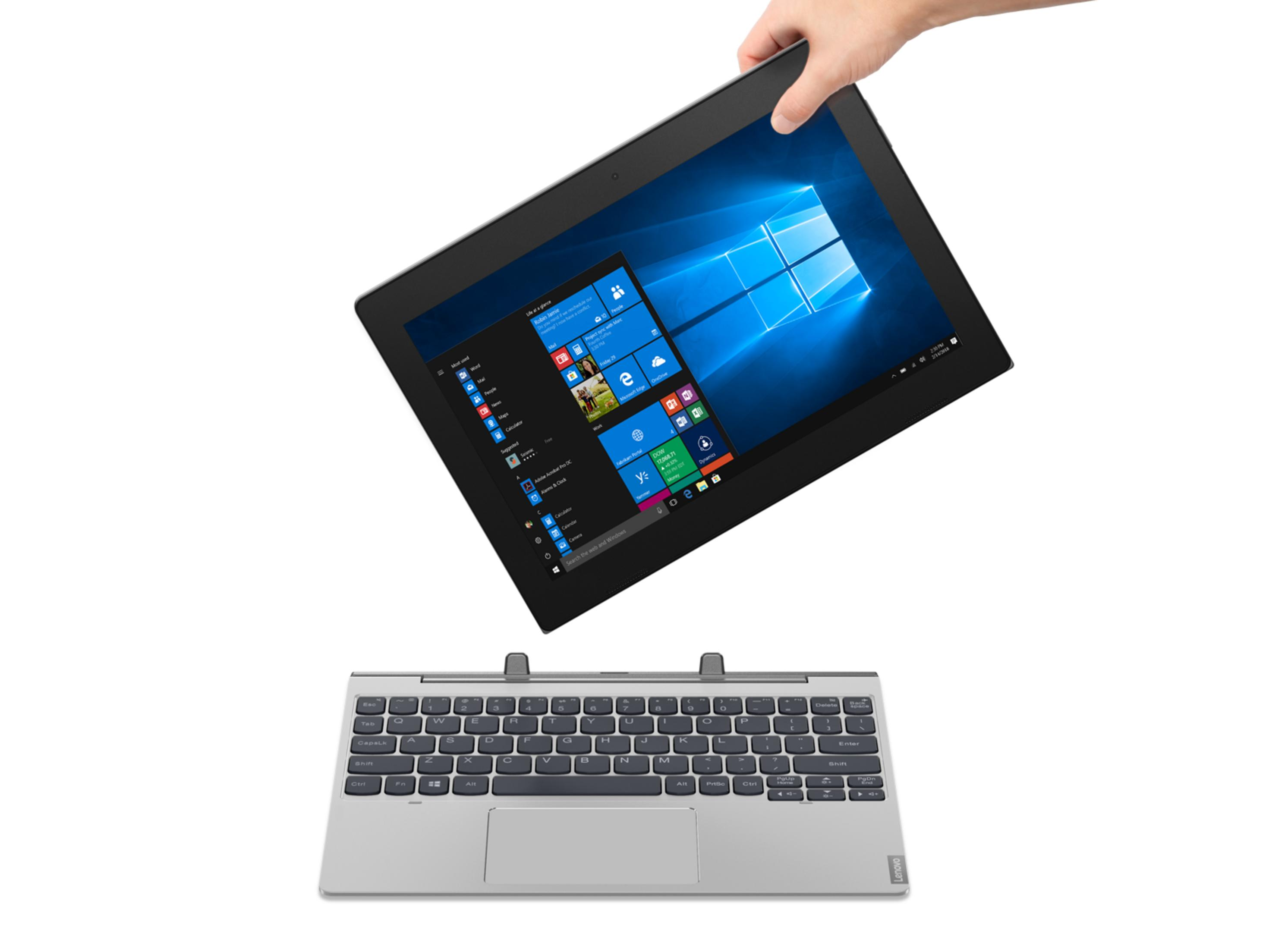 Una mano sostiene una tableta con interfaz de Windows sobre un teclado.