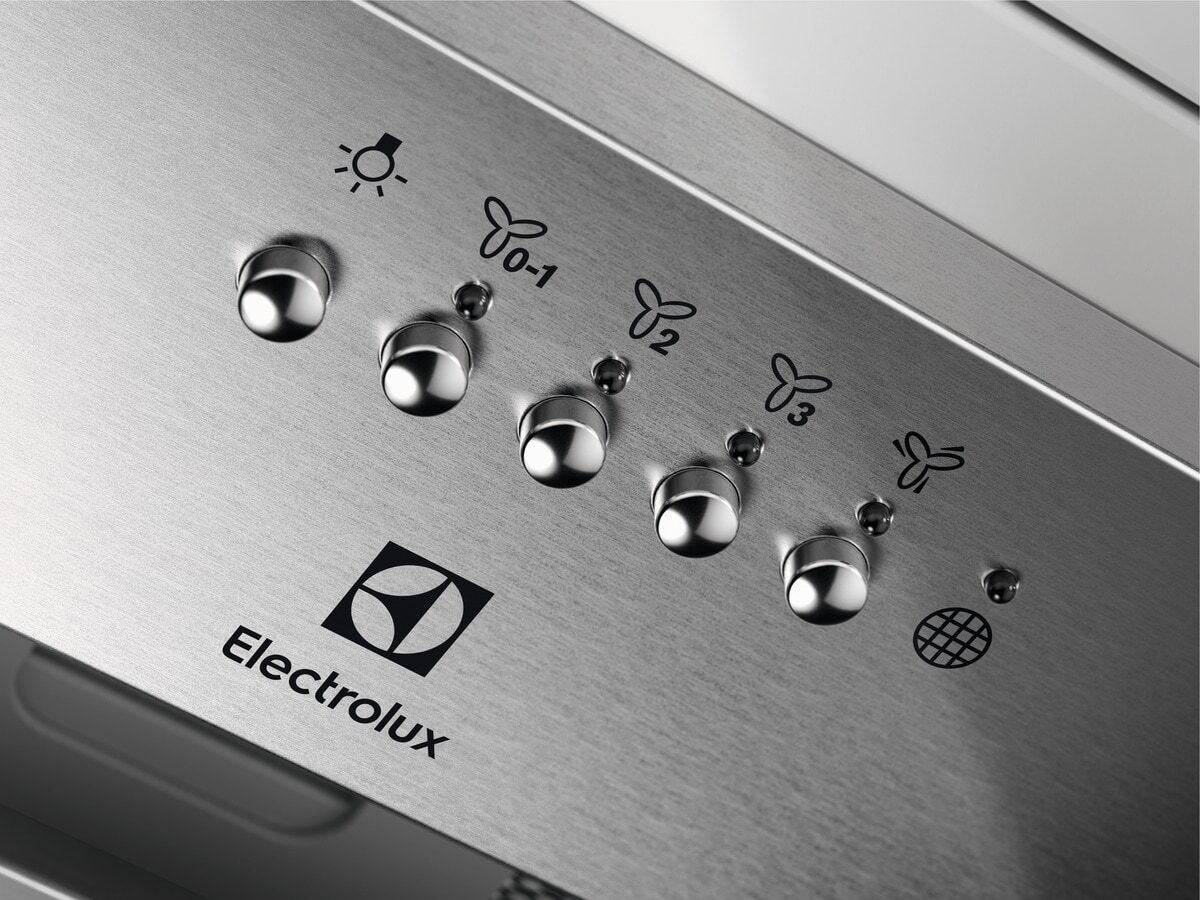Szczotkowany metalowy panel sterowania z przyciskami światła i prędkości wentylatora. Logo Electrolux.