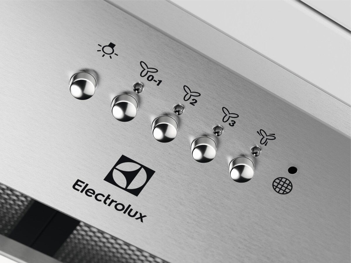 Panel sterowania ze stali nierdzewnej ze światłem, prędkościami wentylatora 0-1, 2, 3 i logo Electrolux.