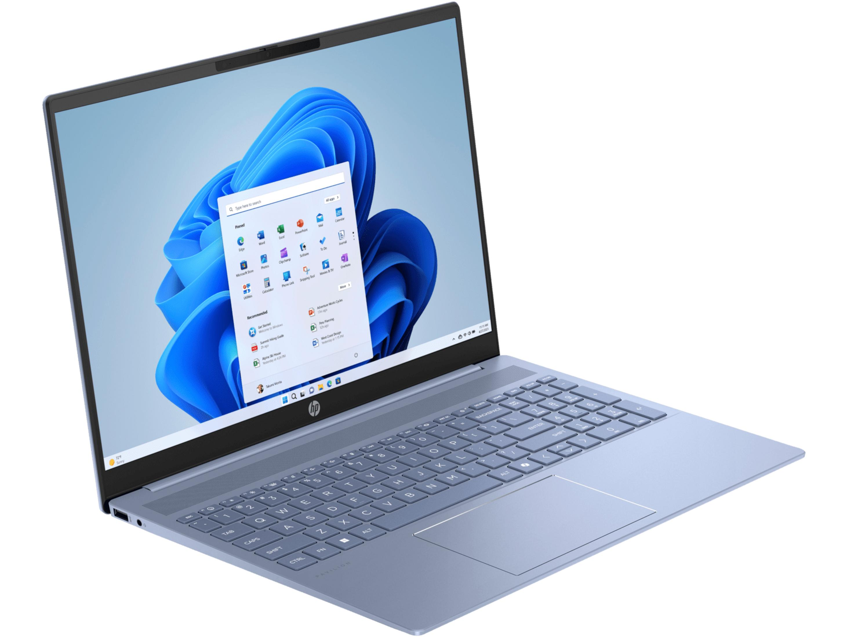 Un portátil HP azul claro con su menú de inicio abierto, mostrando Windows 11. El teclado es visible.