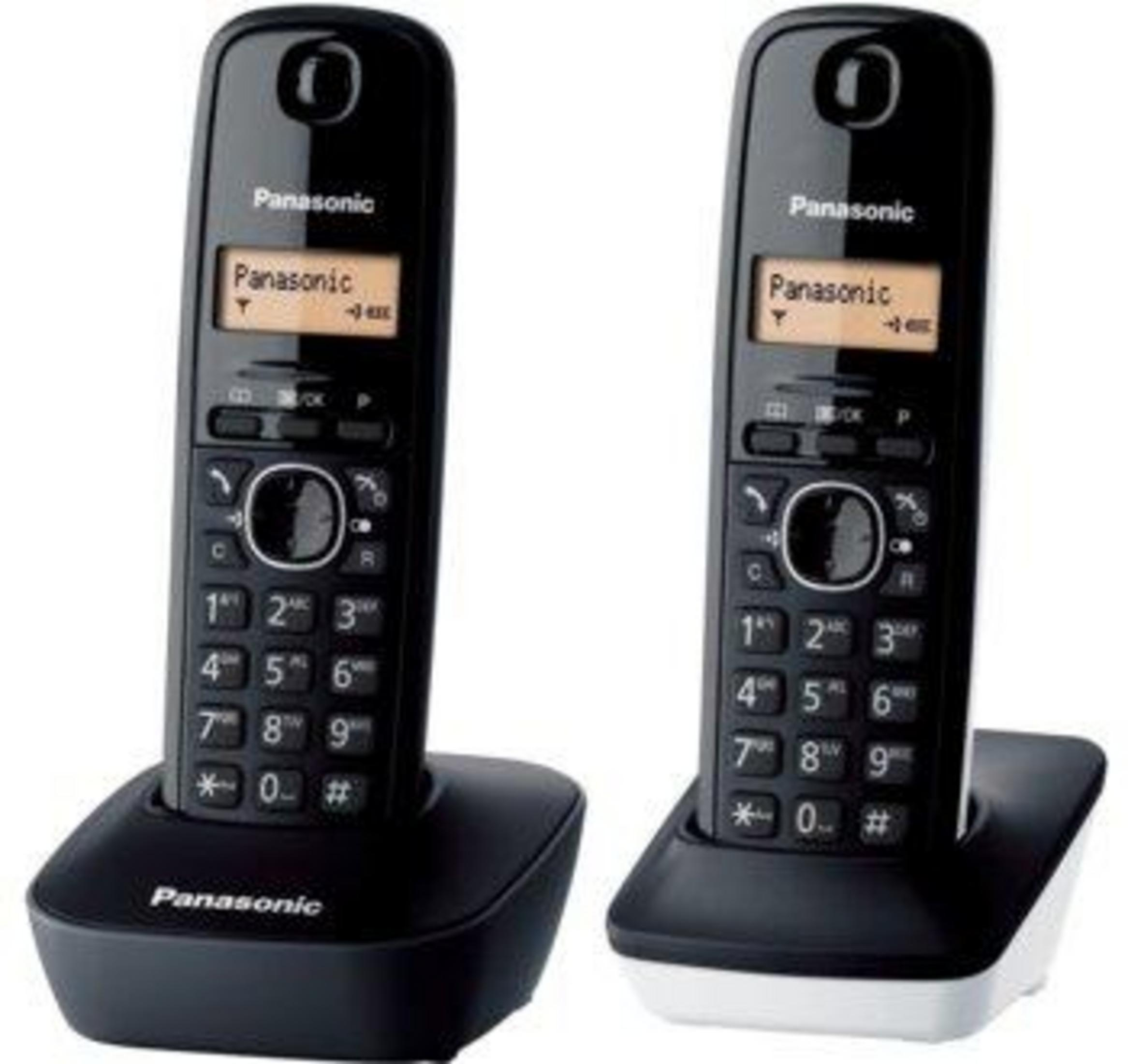 Due telefoni cordless Panasonic neri sulle loro basi di ricarica.