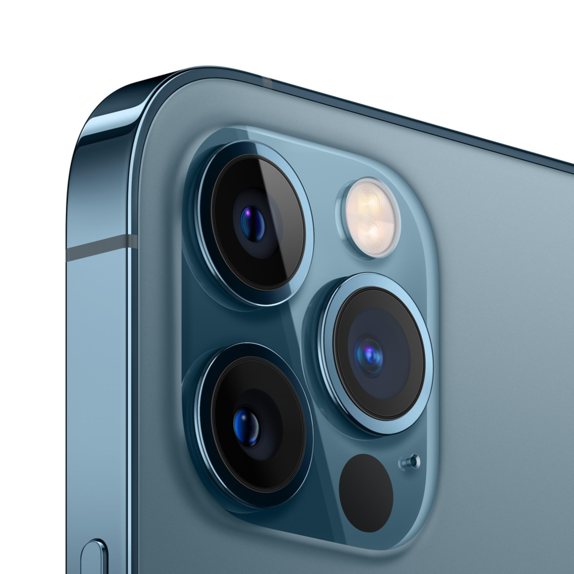 Primo piano delle lenti della fotocamera di un iPhone blu su sfondo bianco.