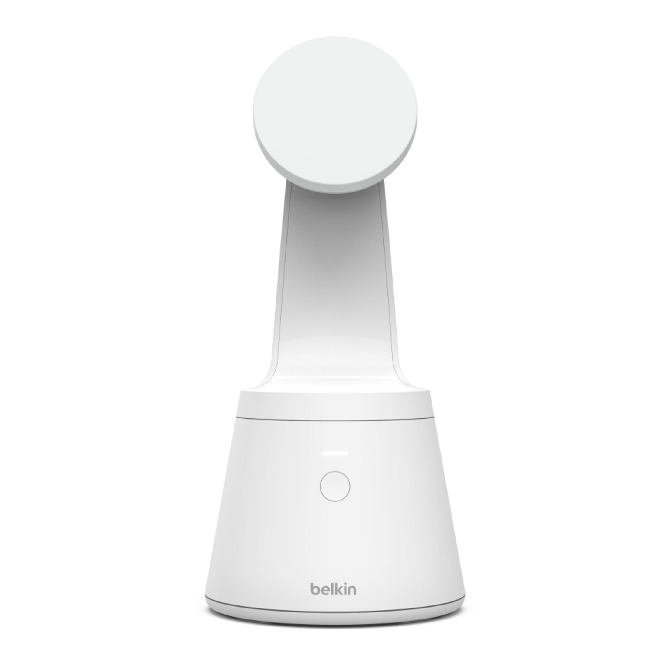 Un cargador blanco Belkin con cabeza circular y base cónica.