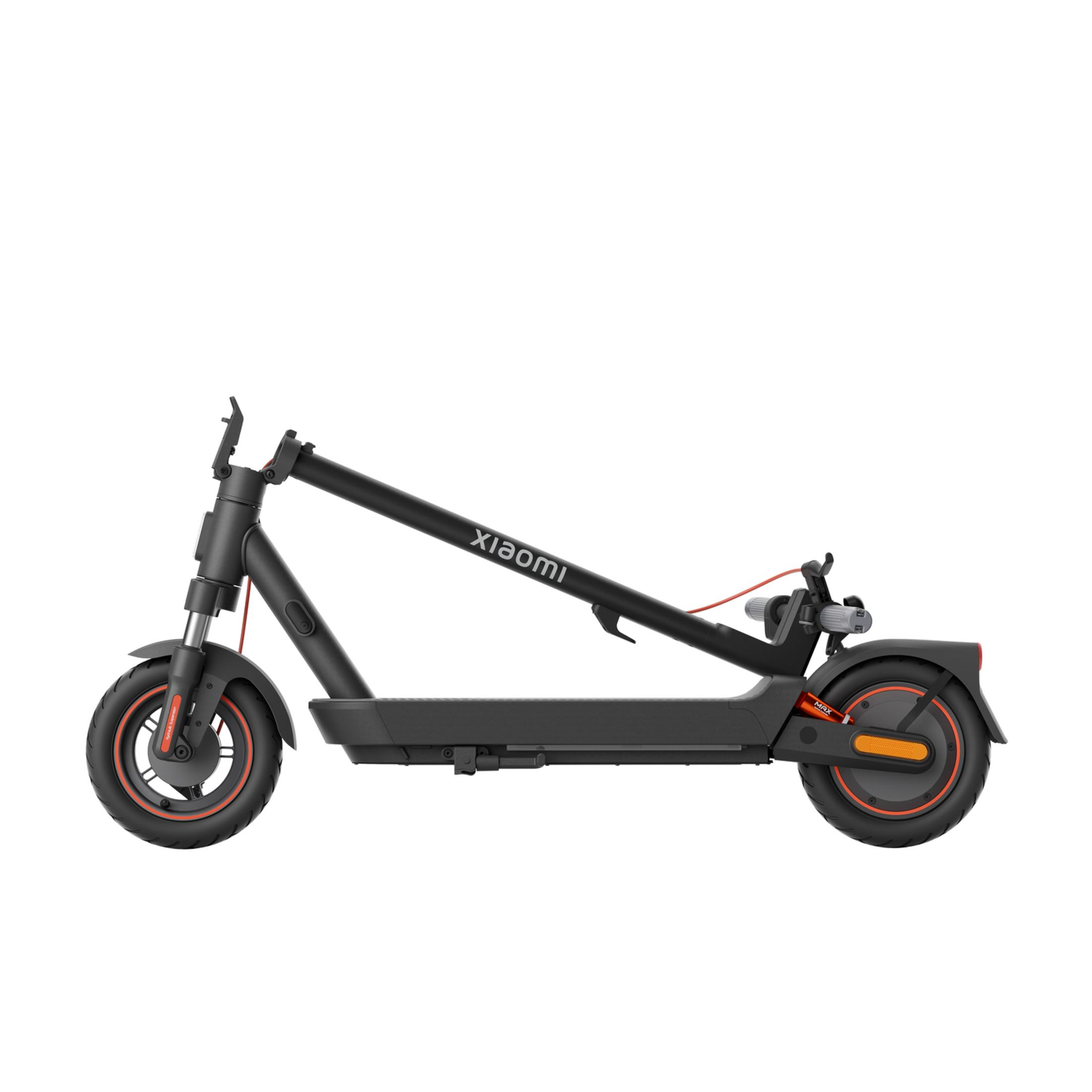 Uno scooter elettrico Xiaomi nero con accenti rossi sulle ruote, su sfondo bianco.