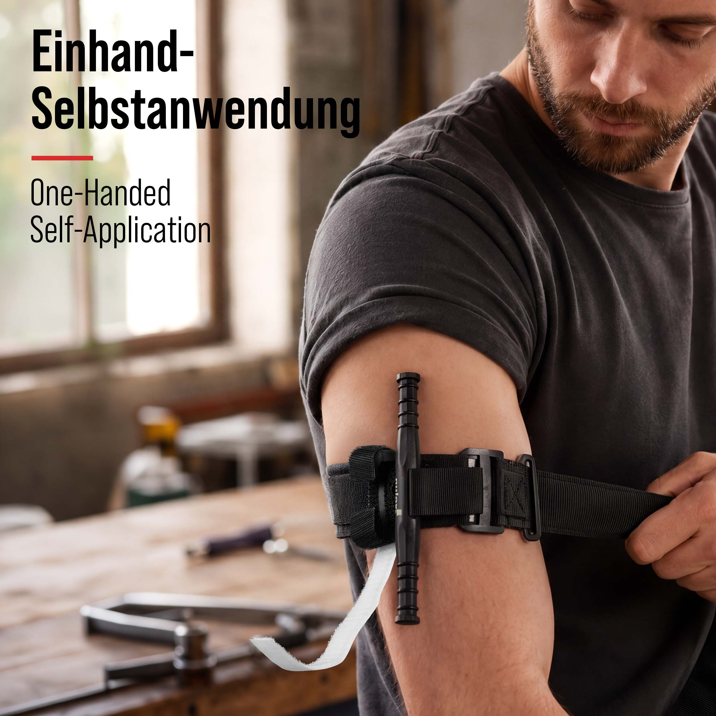 Mann mit einem Tourniquet am Oberarm, bereit zur Anwendung.