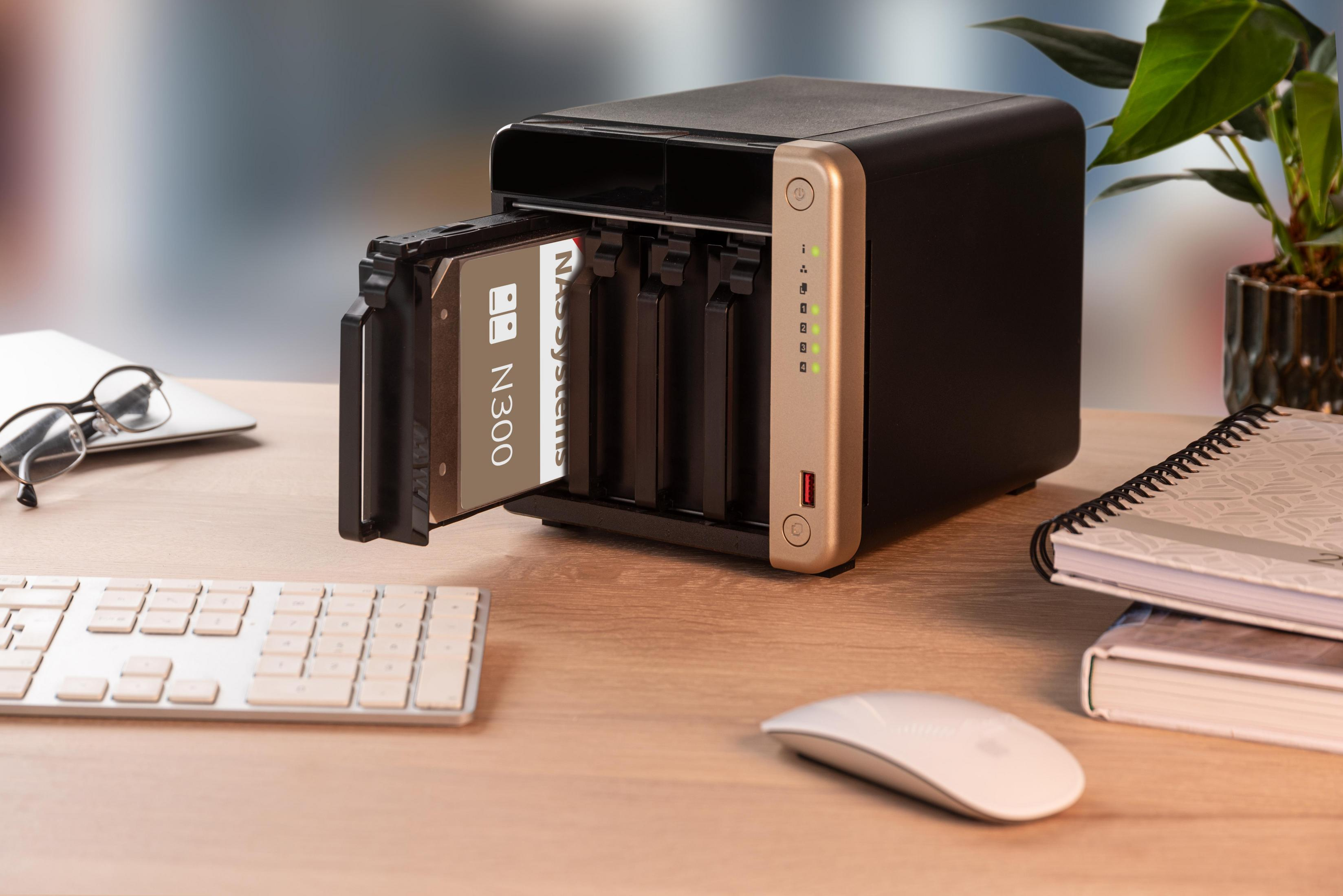 Un sistema NAS con un drive estratto, tastiera, mouse e occhiali.