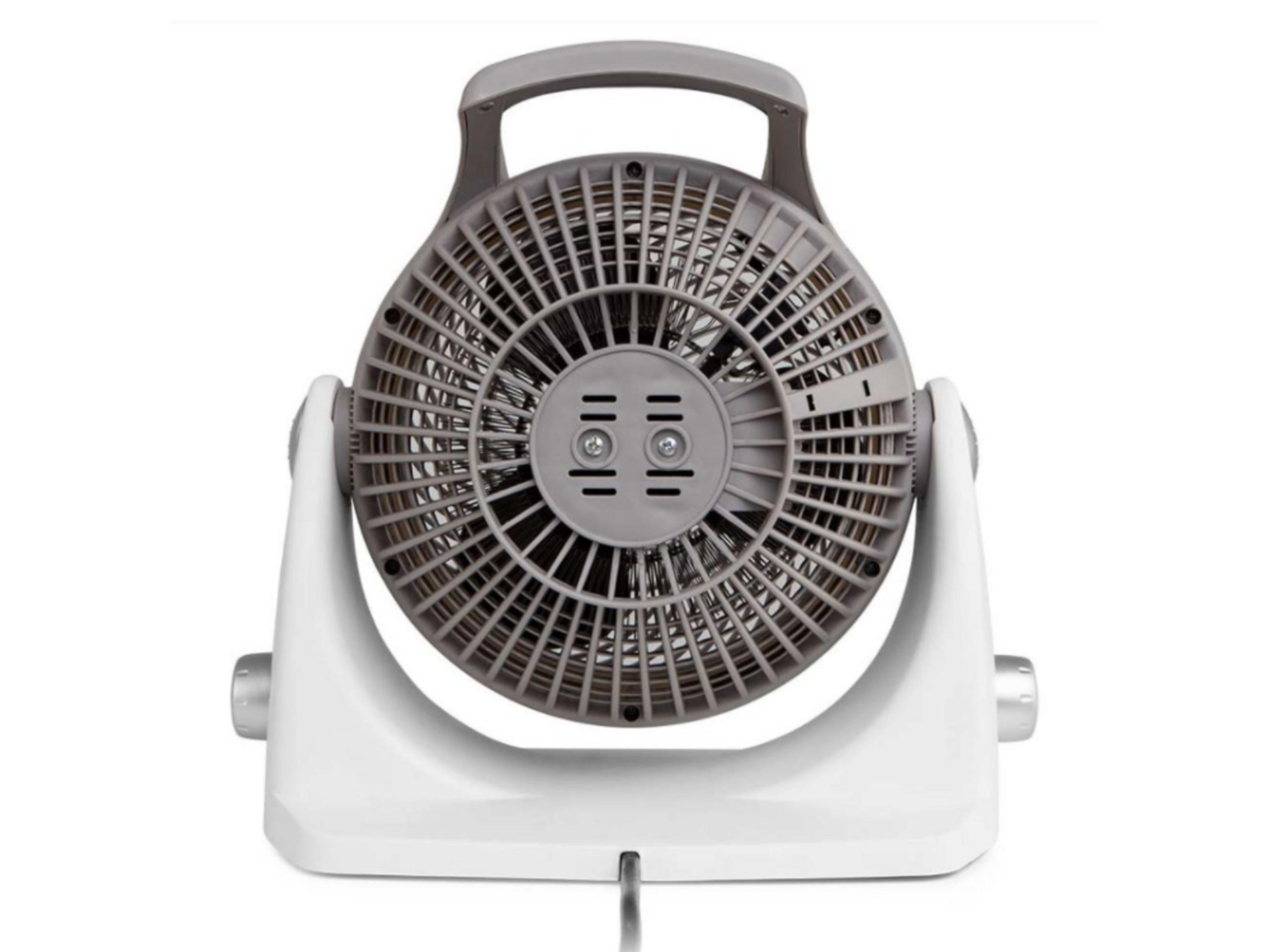 Un ventilador gris con base y asa blancas se muestra sobre fondo blanco.
