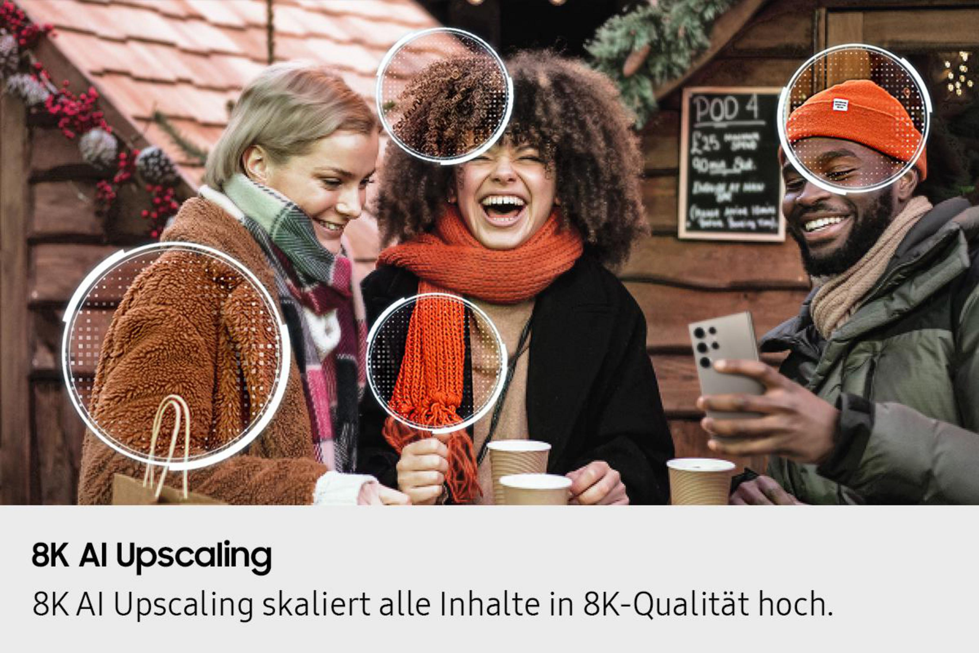 Drei Freunde lachen vor einem Holzhäuschen mit Lichtern und Dekoration.