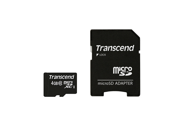 Een zwarte Transcend microSD-kaart en microSD-adapter op witte achtergrond.