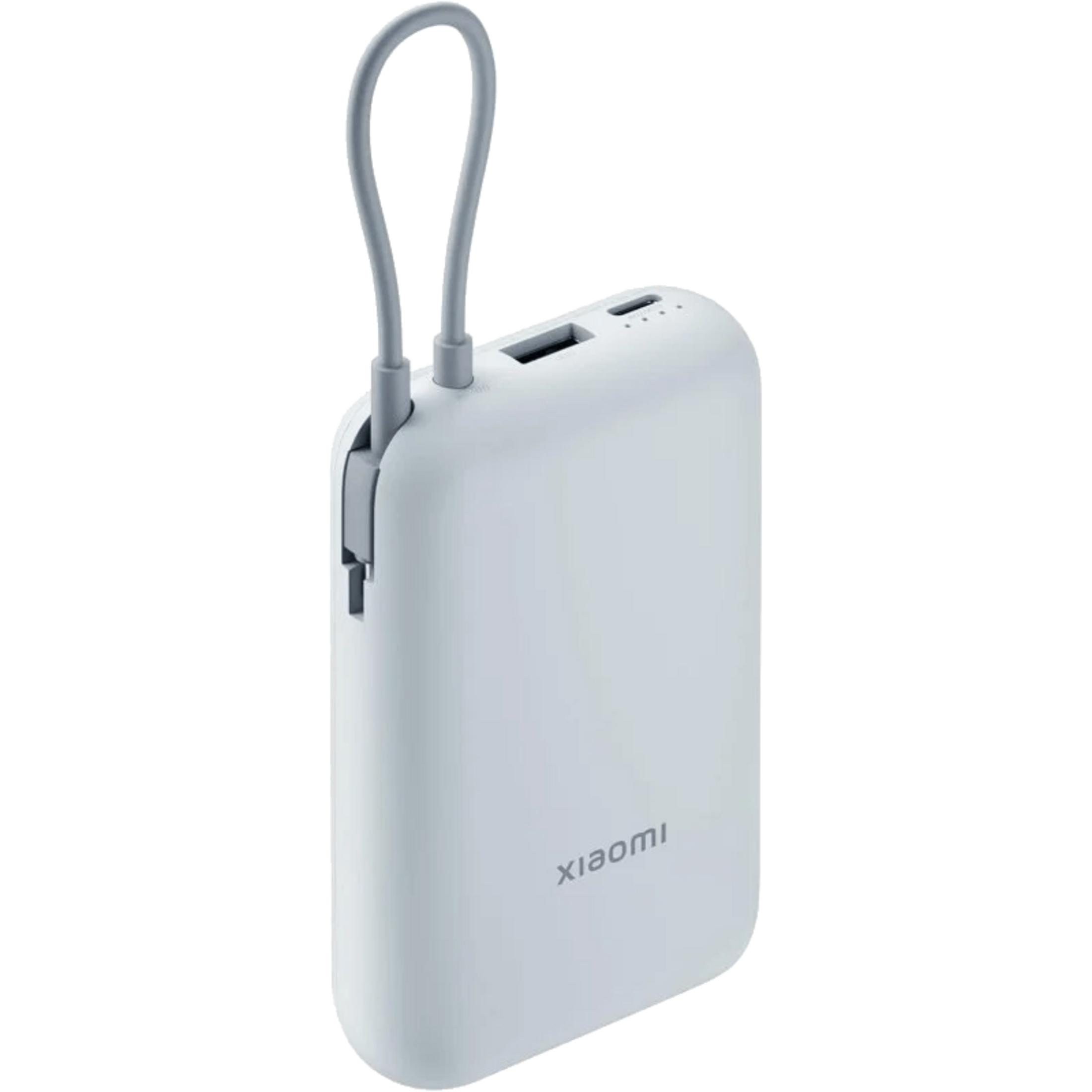 Biały power bank Xiaomi z szarym paskiem wychodzącym z portu ładowania.