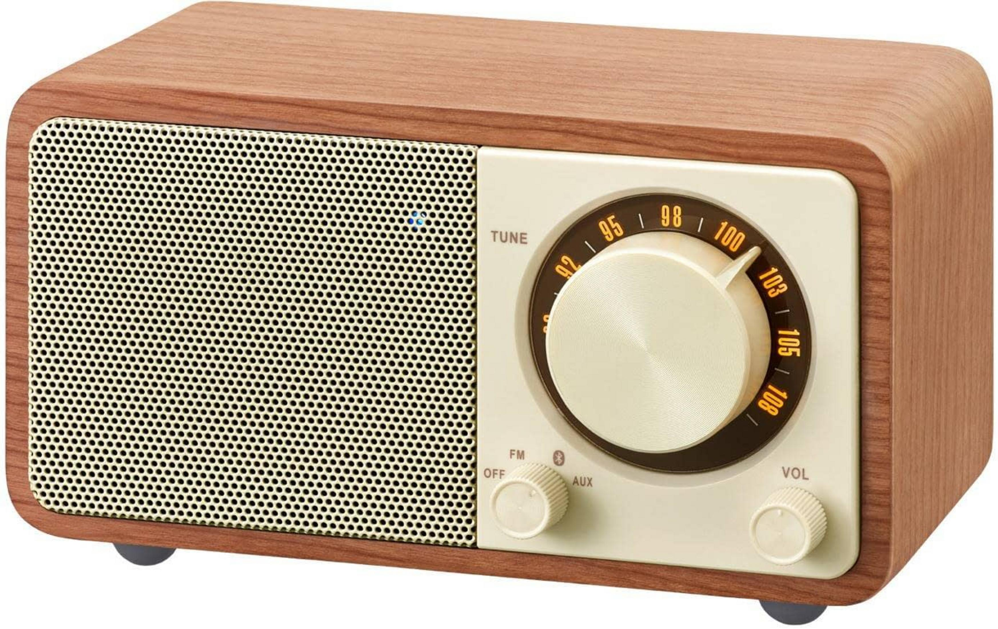 Una radio in legno con pannello di controllo beige, manopole e quadrante di sintonia FM.
