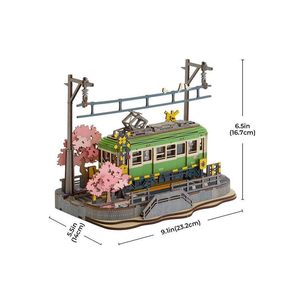 Diorama üzerinde kiraz çiçekli ağaçlar ve elektrik direkleri bulunan yeşil tren modeli.