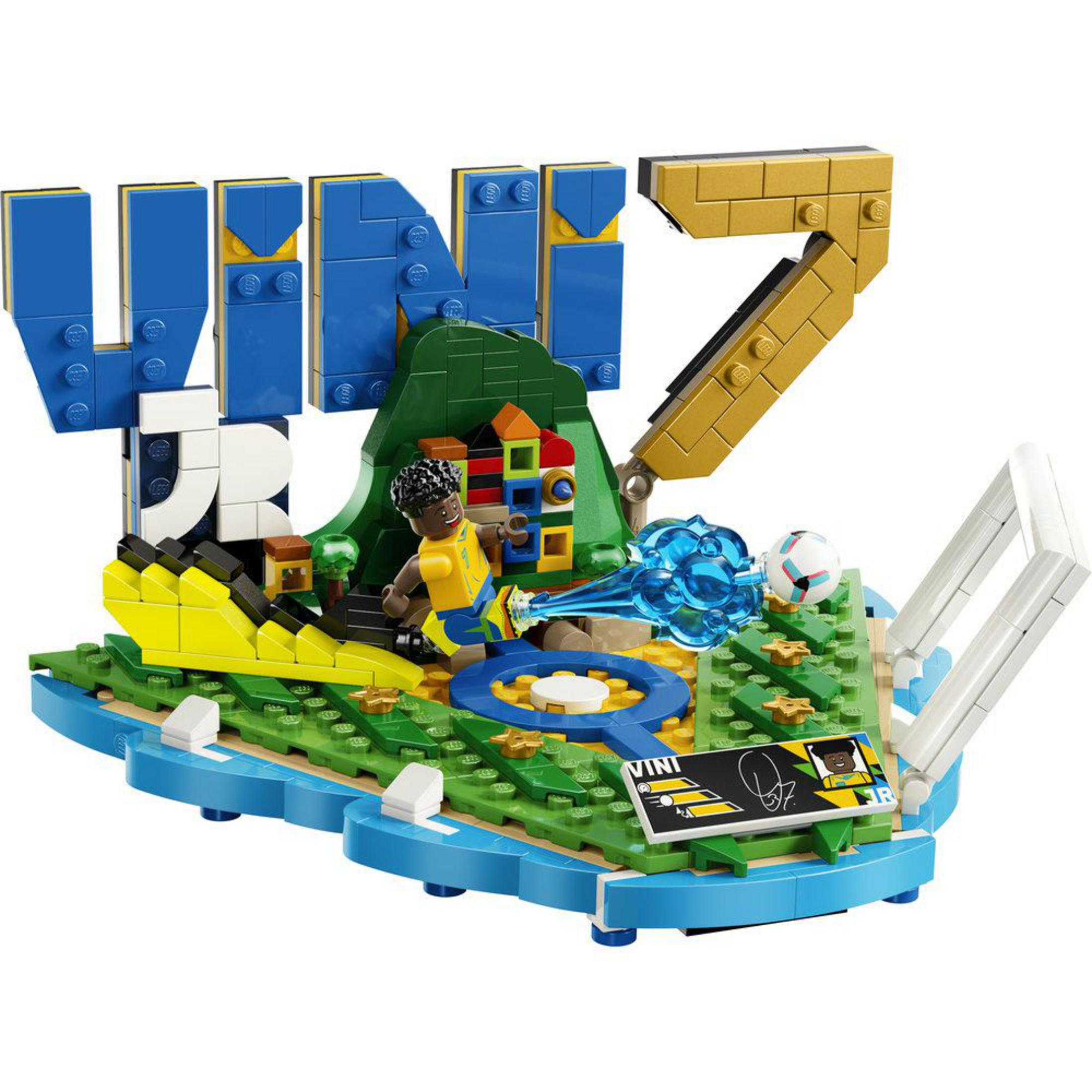 Top süren bir figür ve VINI 7 yazısı bulunan Lego futbol sahnesi.