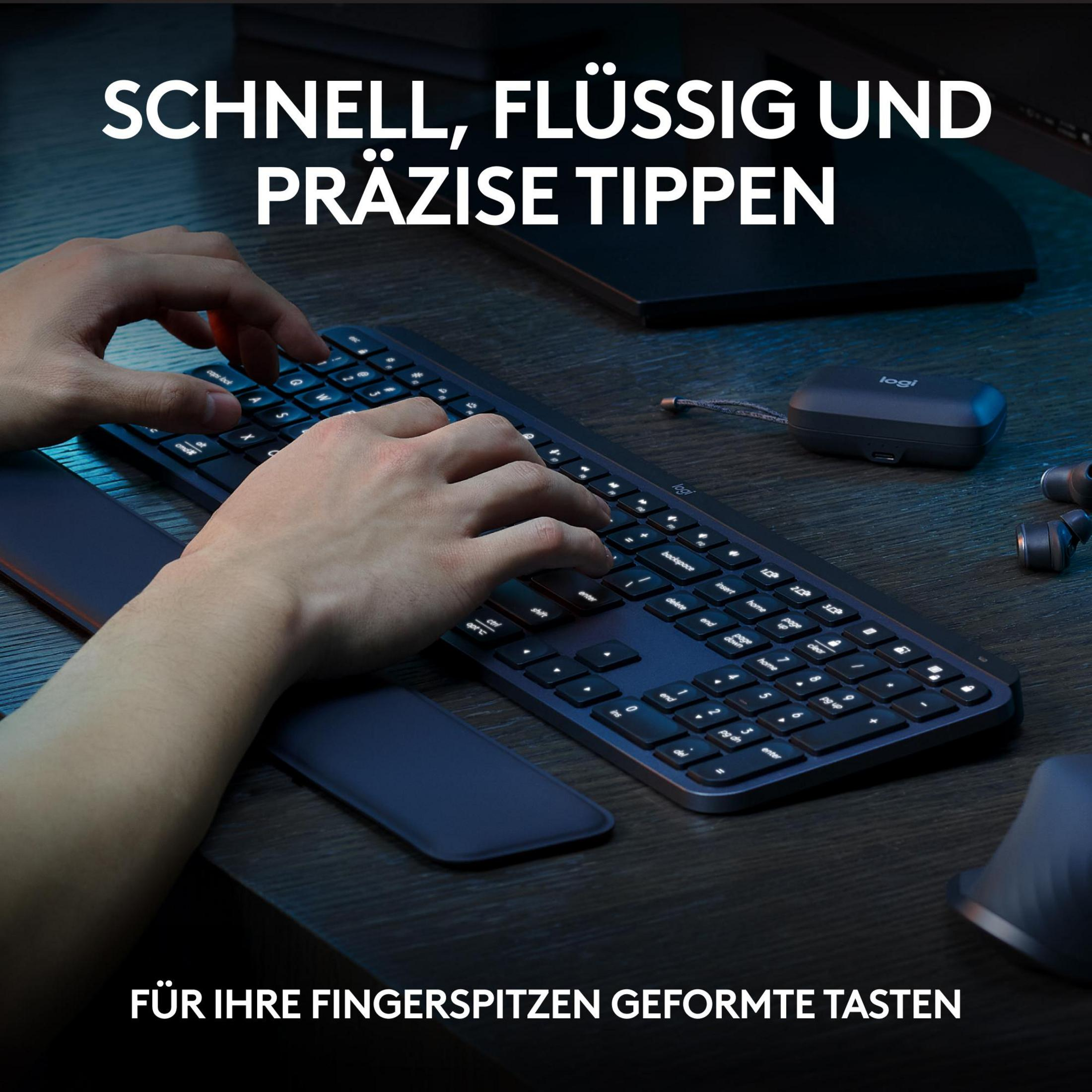 Mains tapant sur un clavier, avec une souris et des écouteurs à proximité.