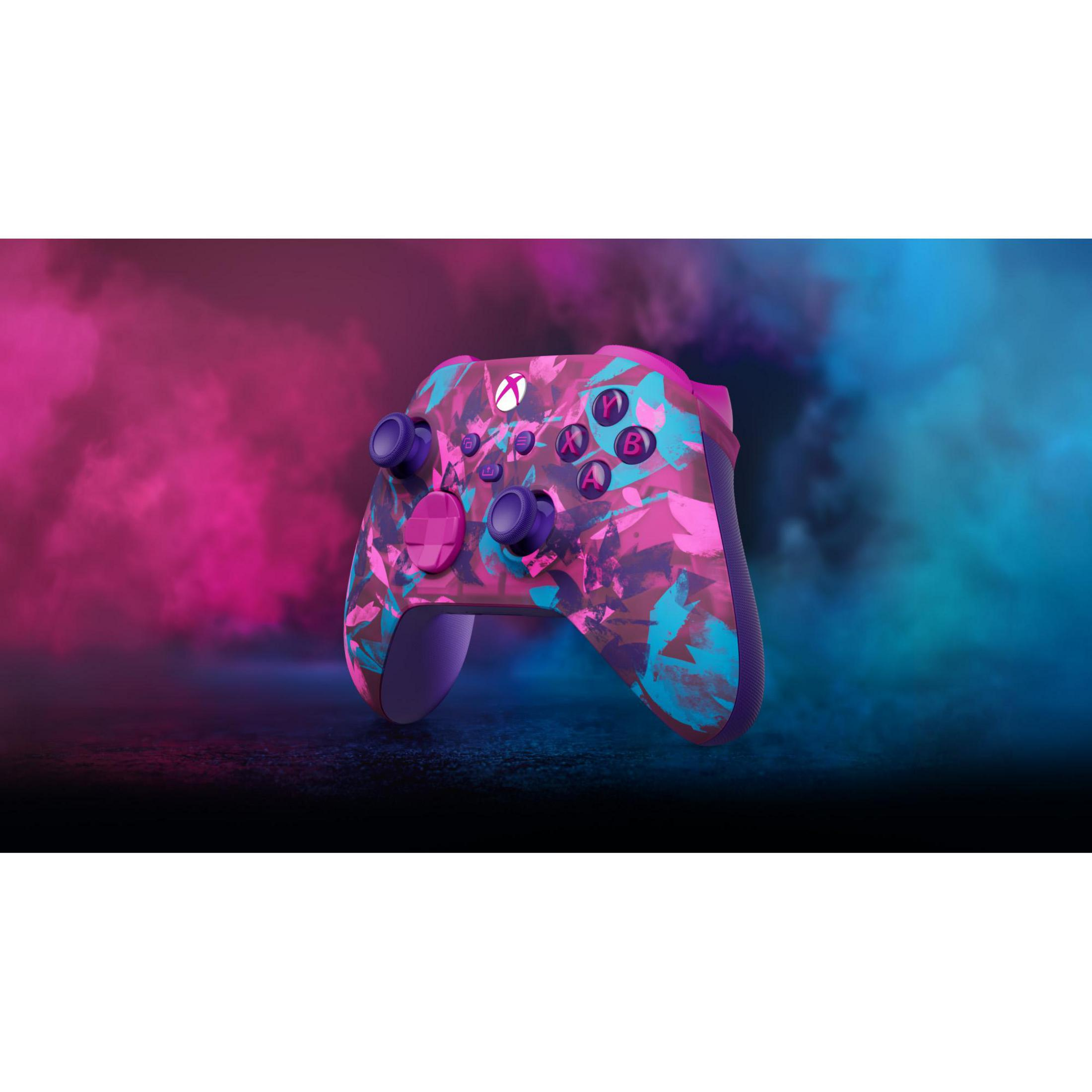 Un controller Xbox viola con motivo mimetico rosa e blu.
