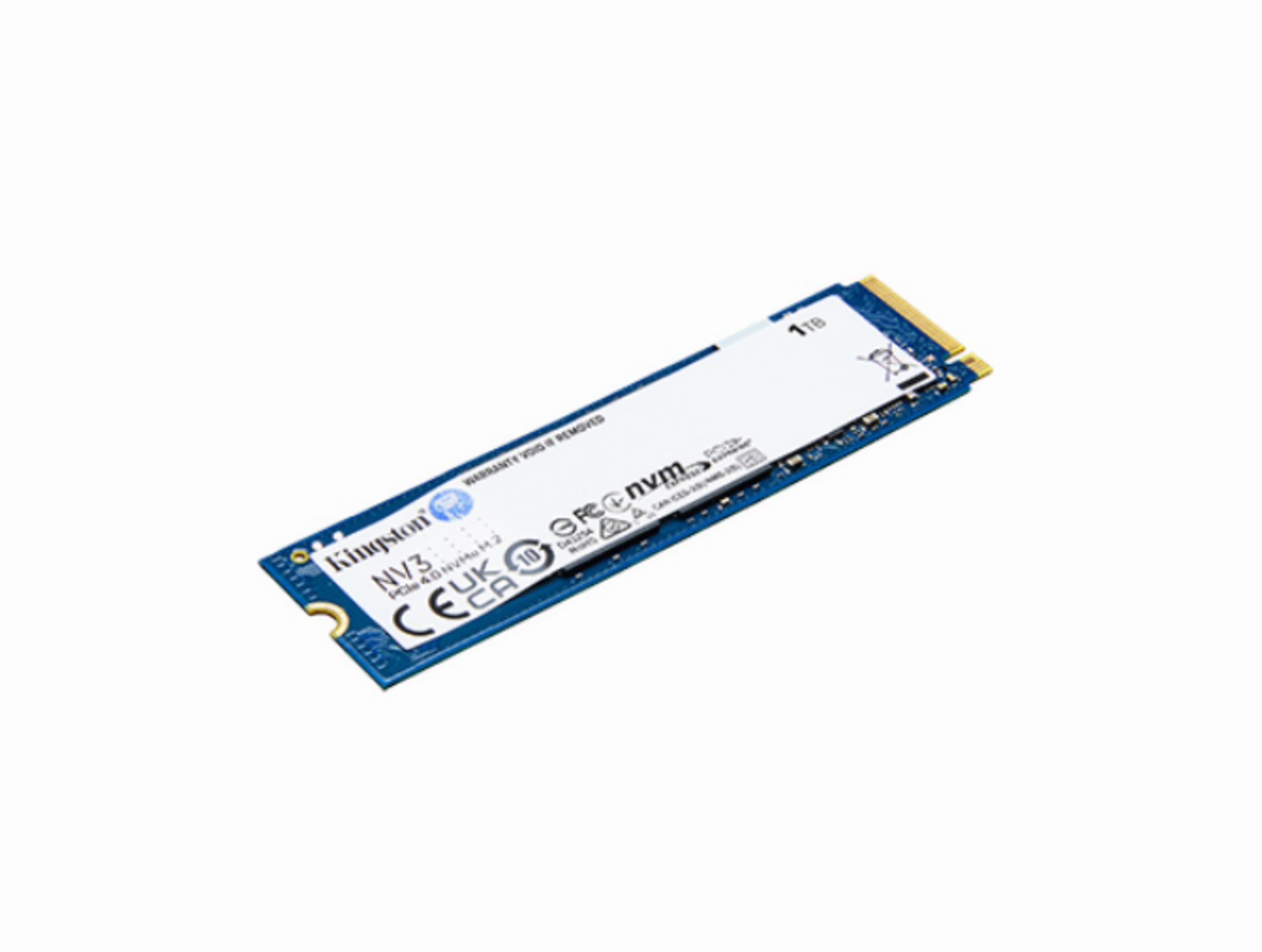 Un SSD NVMe Kingston NV3 da 1TB con scheda blu e etichetta bianca.