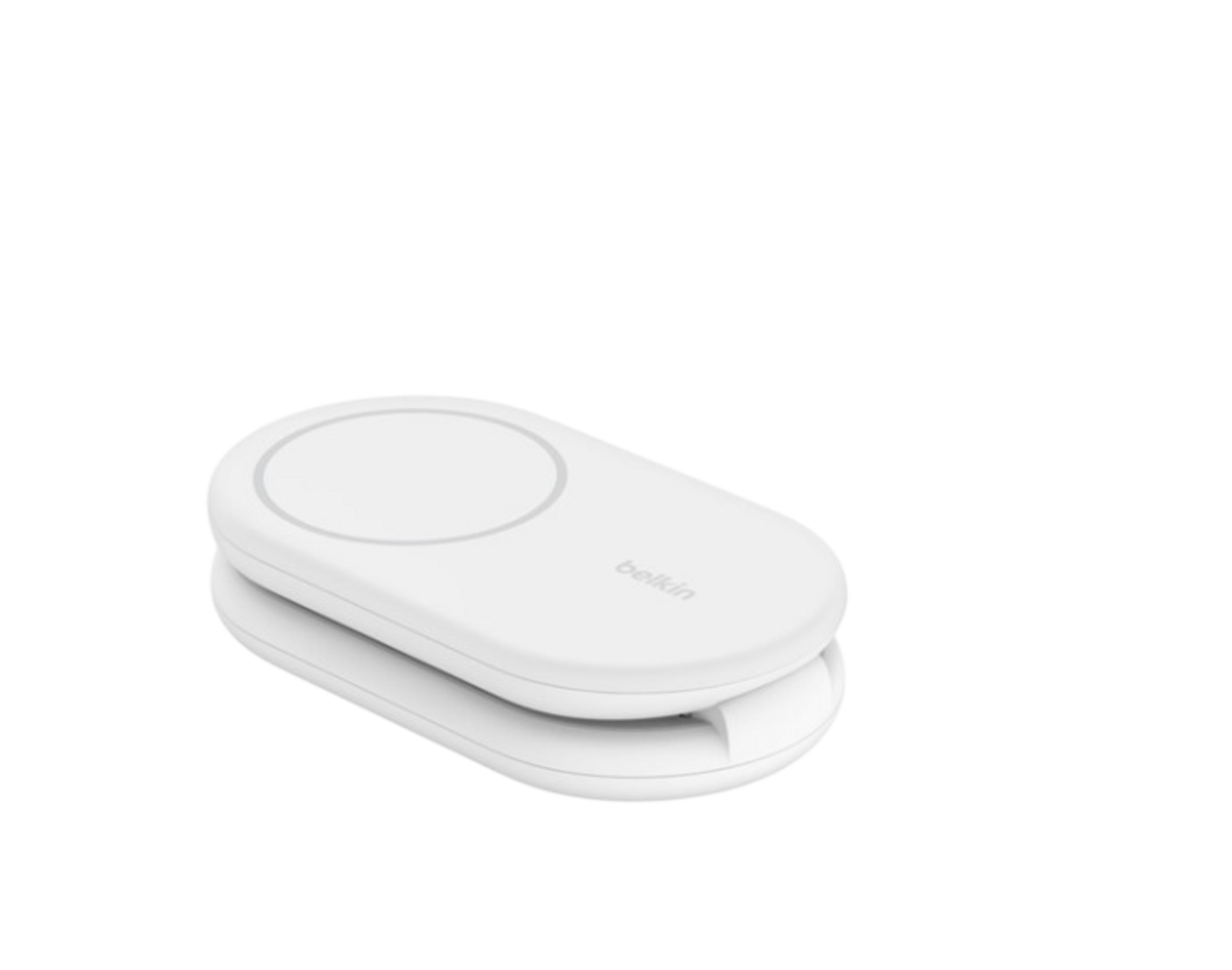 Un caricatore Belkin bianco pieghevole su sfondo bianco.
