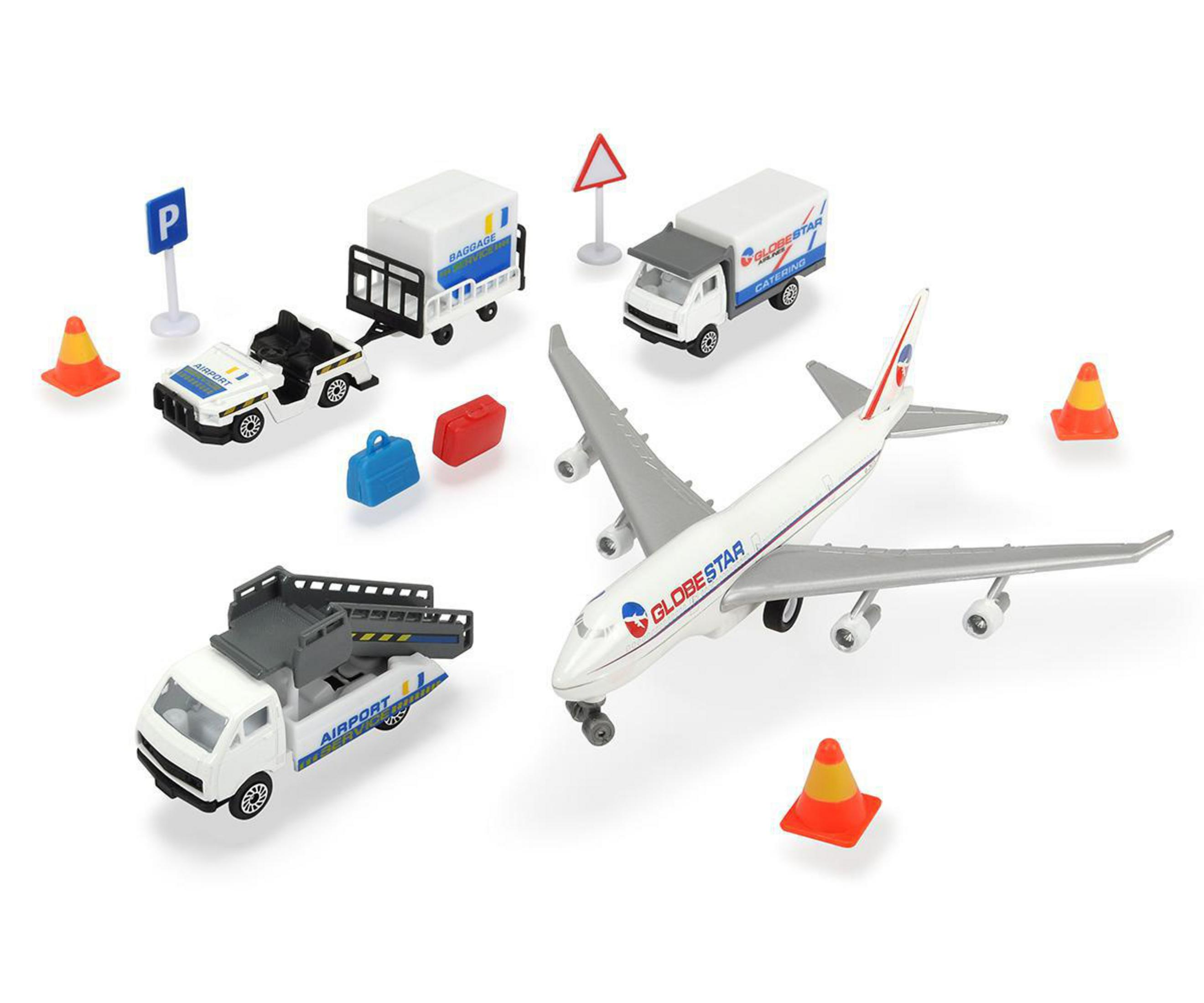 Spielzeug-Flugzeug, Autos, Anhänger, Koffer und Verkehrskegel auf weißem Hintergrund.