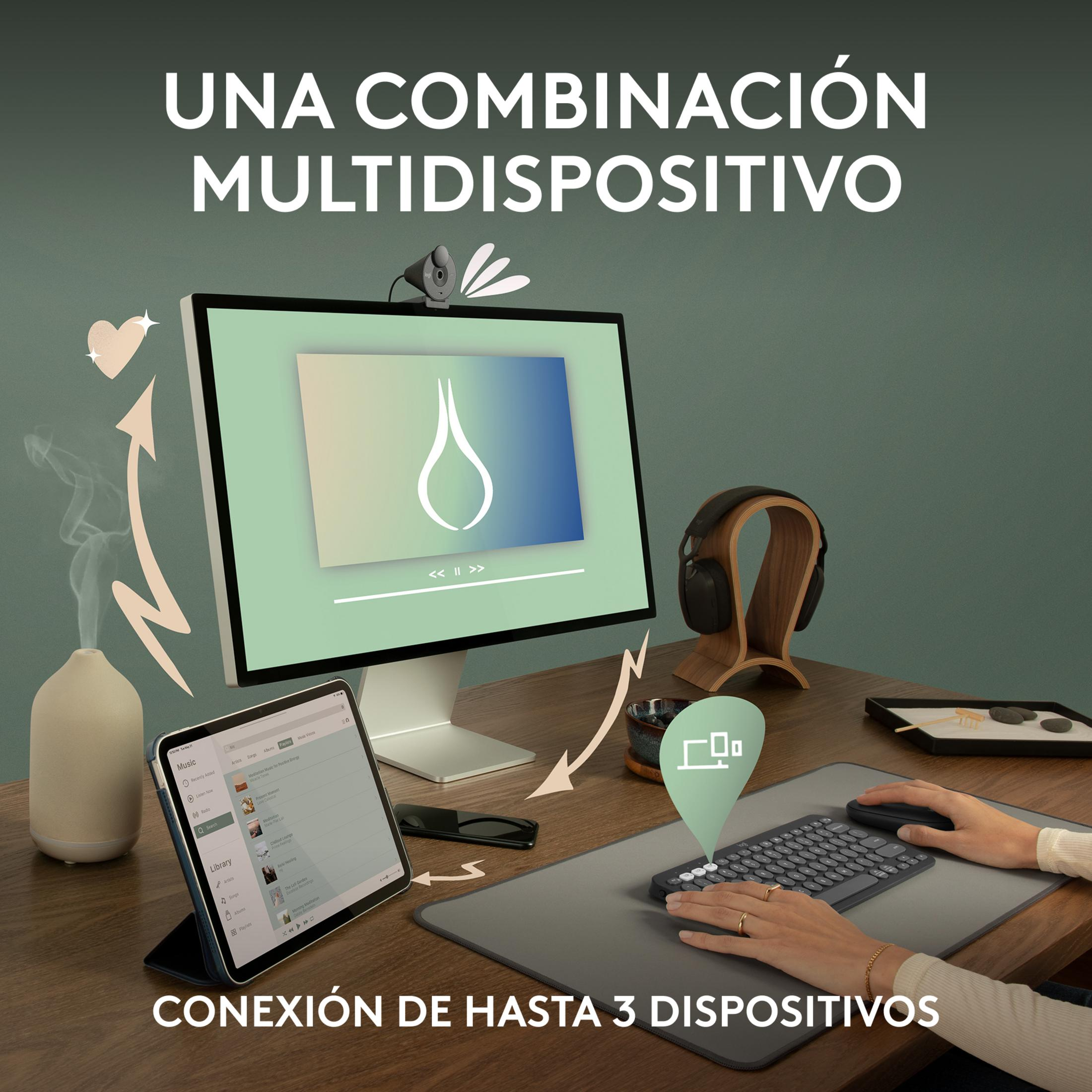 Scrivania con computer, tablet, mouse, tastiera e cuffie per uso multi-dispositivo.