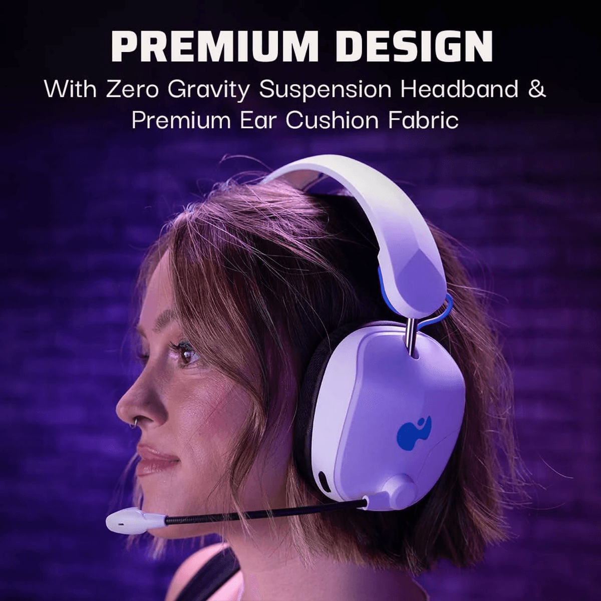 Una mujer lleva auriculares blancos con micrófono sobre fondo morado.