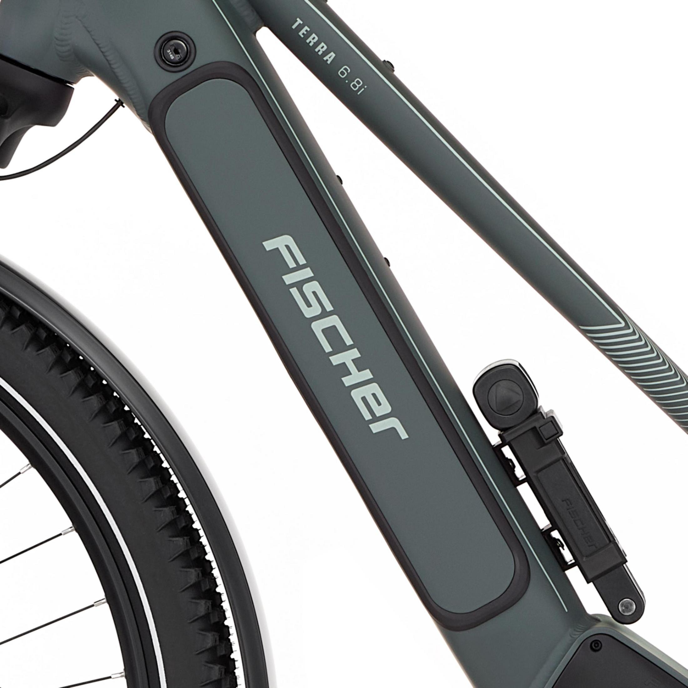 Graues Fahrrad mit FISCHER-Logo und TERRA 6.8i Aufschrift. Rad und Teil des Rahmens sichtbar.