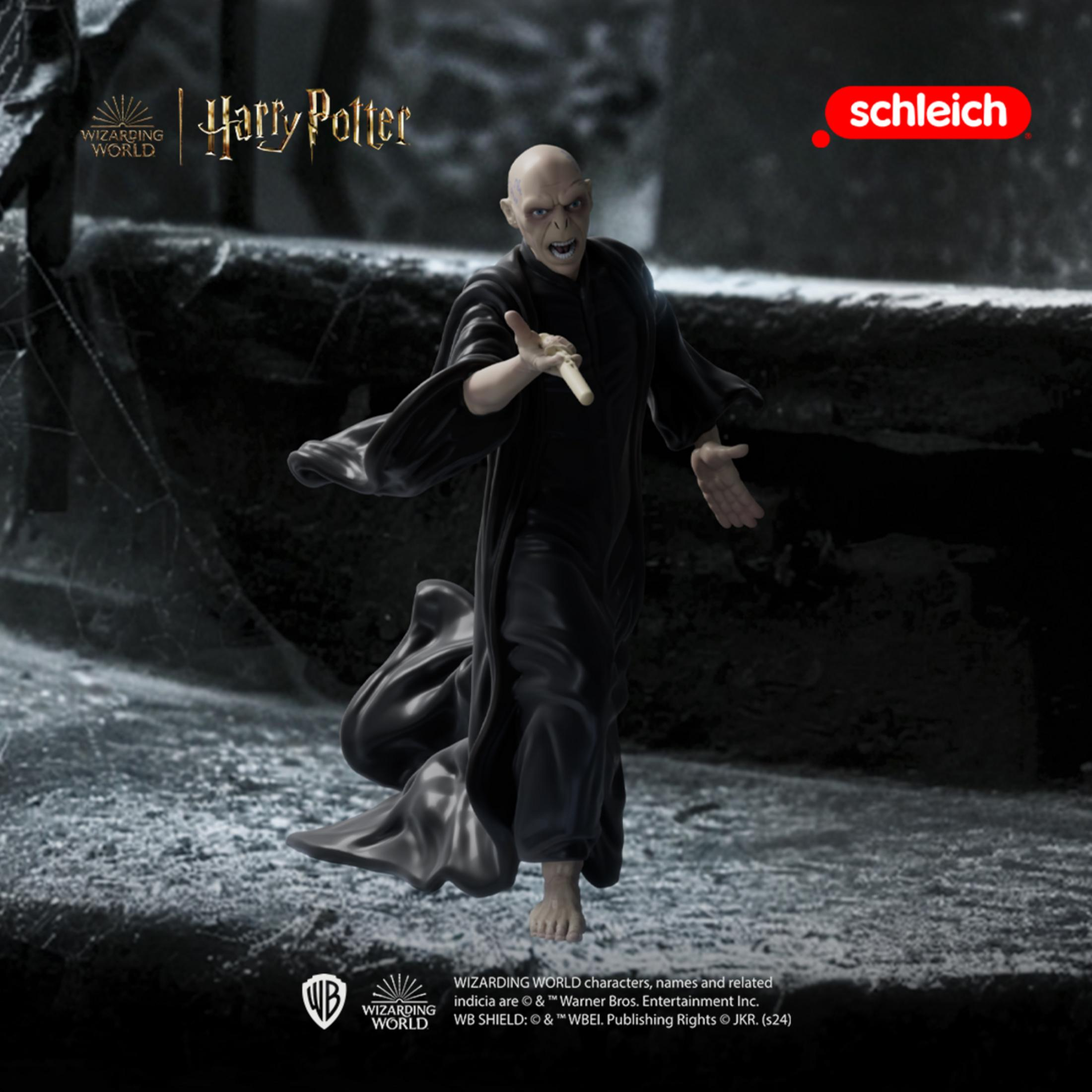 Figura di Voldemort da Harry Potter in veste nera, con bacchetta, urla arrabbiato.