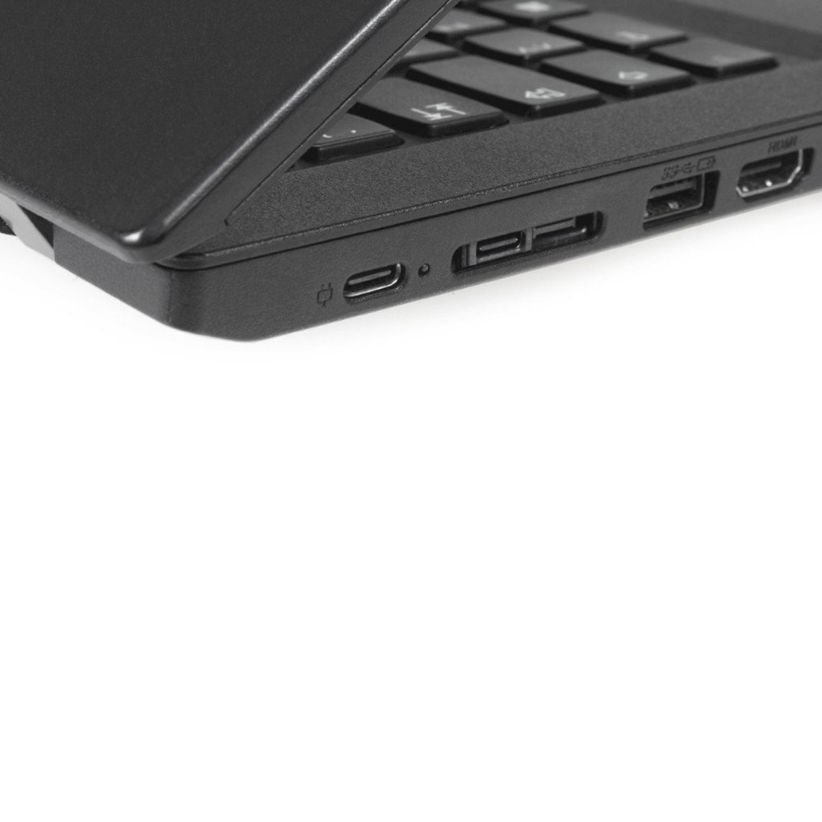 Nahaufnahme eines schwarzen Laptops mit USB-C-, USB-A- und HDMI-Anschlüssen.