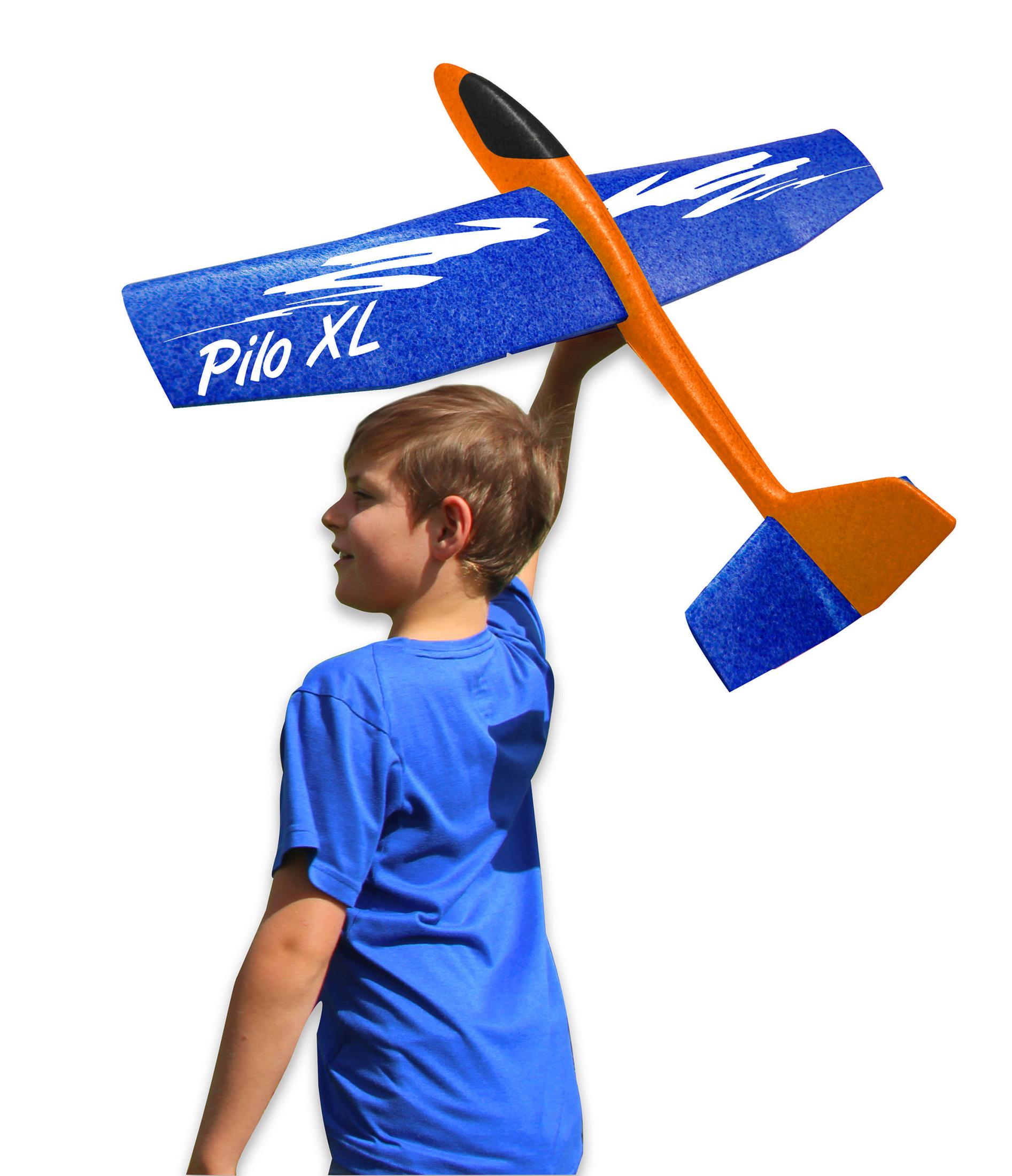 Ragazzo tiene un aeroplano giocattolo blu e arancione con "Pilo XL".