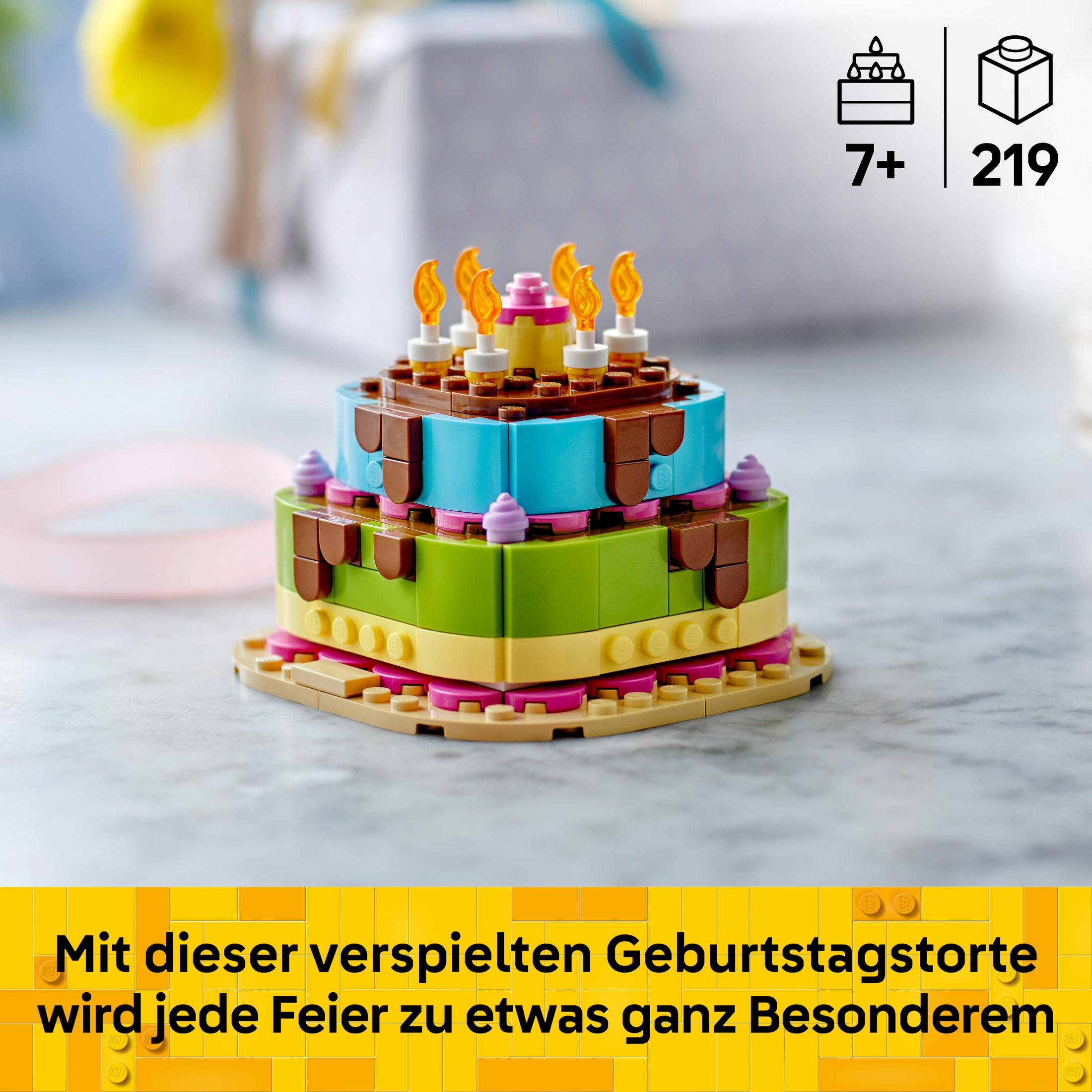 Una torta di compleanno Lego colorata con sette candeline.