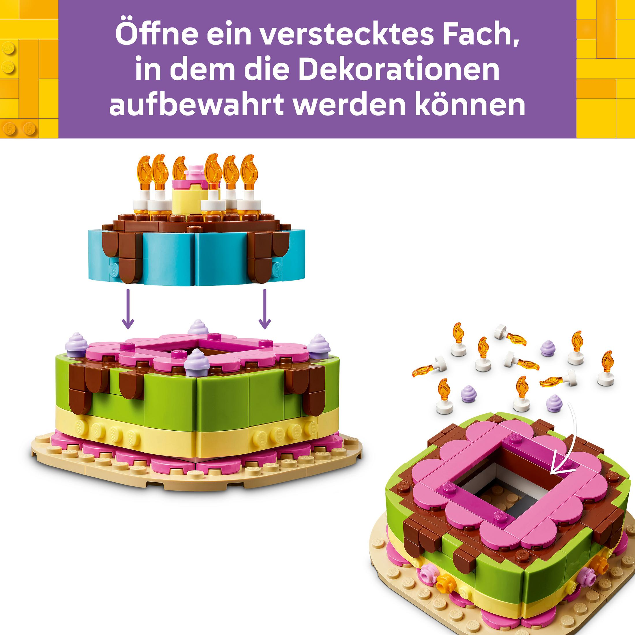 Colorati modelli di torta Lego con candele e decorazioni viola.