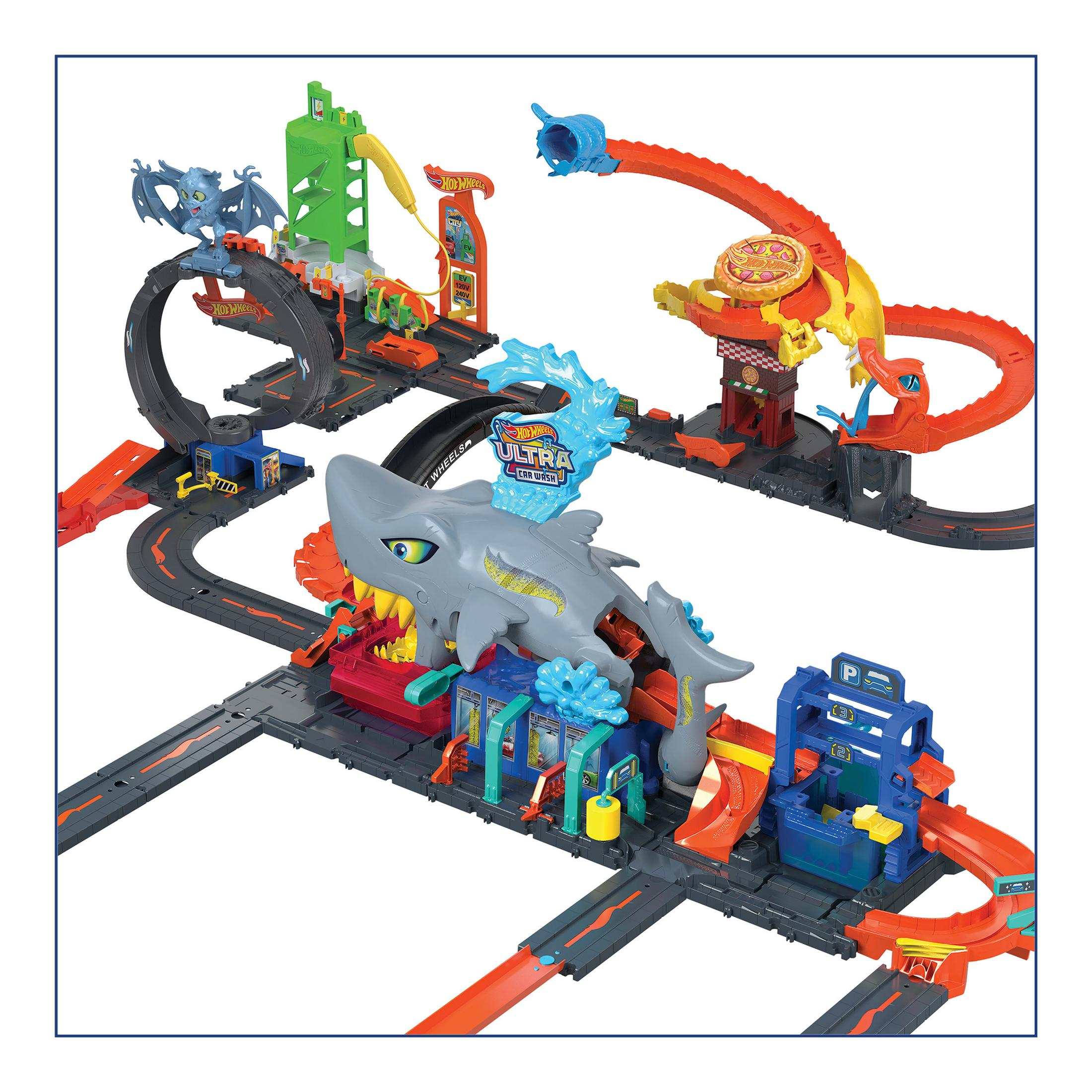 Hot Wheels Spielzeug-Autorennbahn mit Hai- und Pizzathemen.