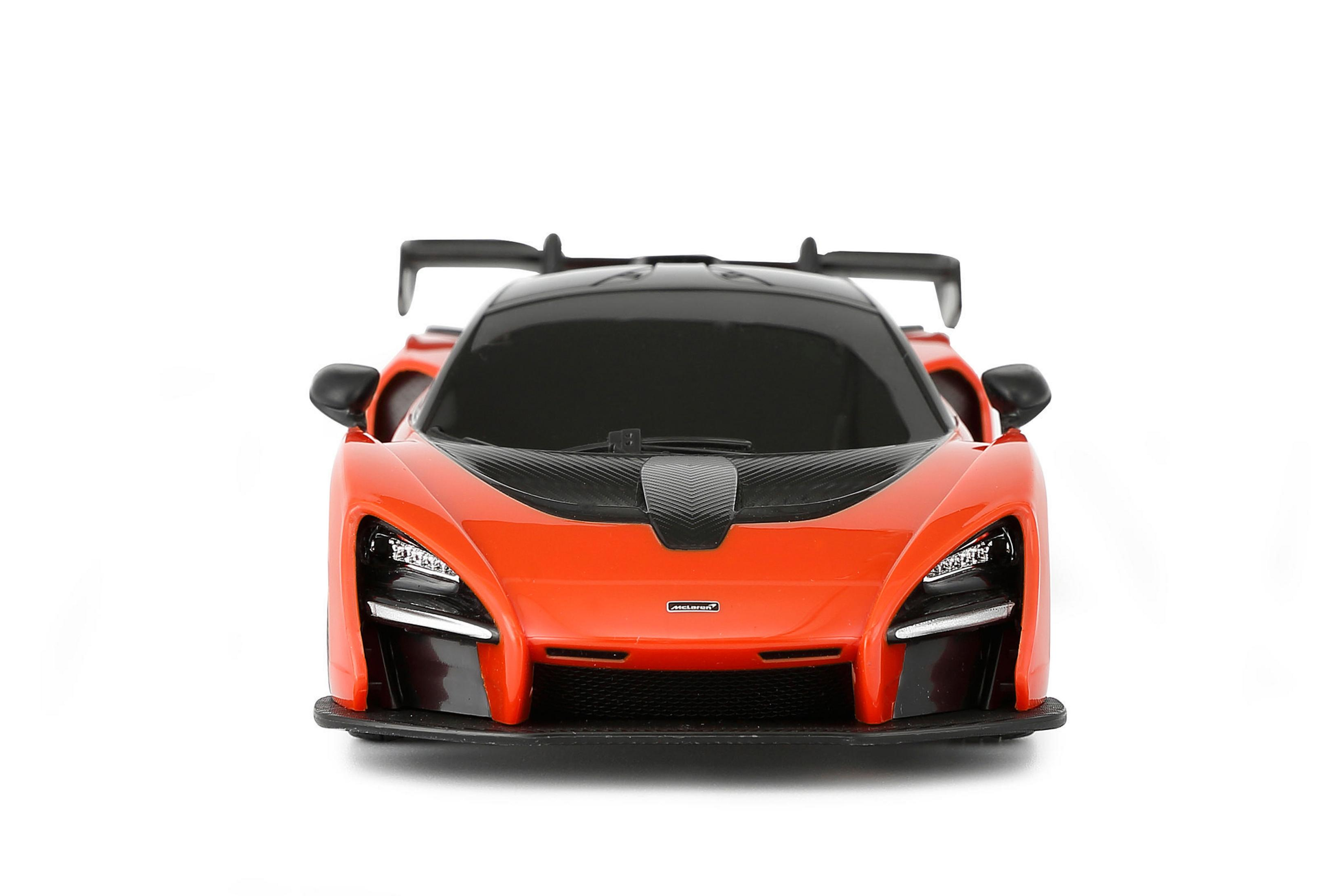 Ein oranger McLaren mit schwarzem Dach und Flügel, auf weißem Hintergrund.
