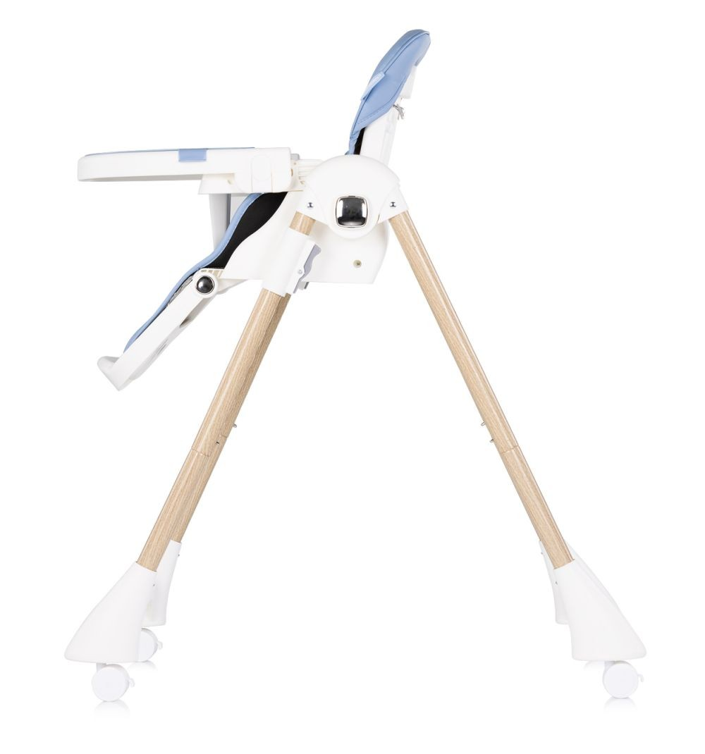 Ein blauer und weißer Hochstuhl mit Holzbeinen und Rädern.