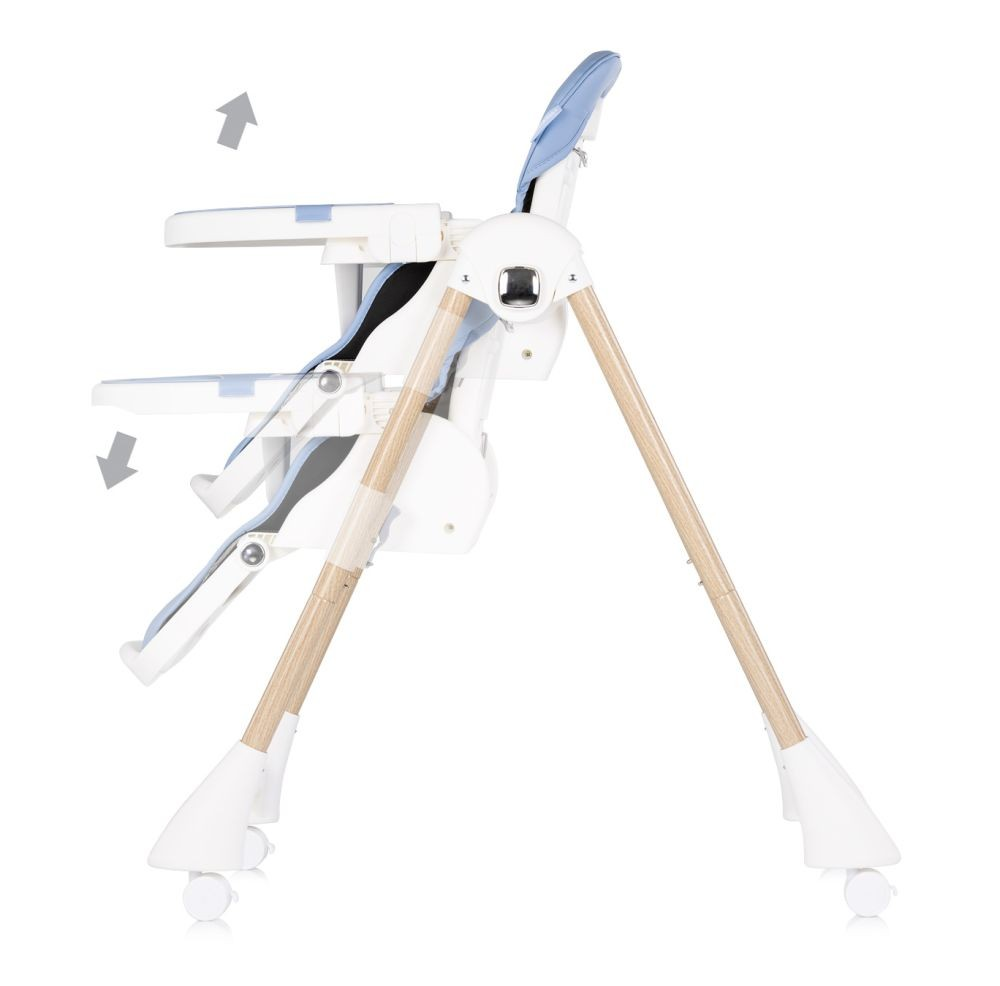 Ein blauer und weißer Hochstuhl mit Holzbeinen und Rädern.
