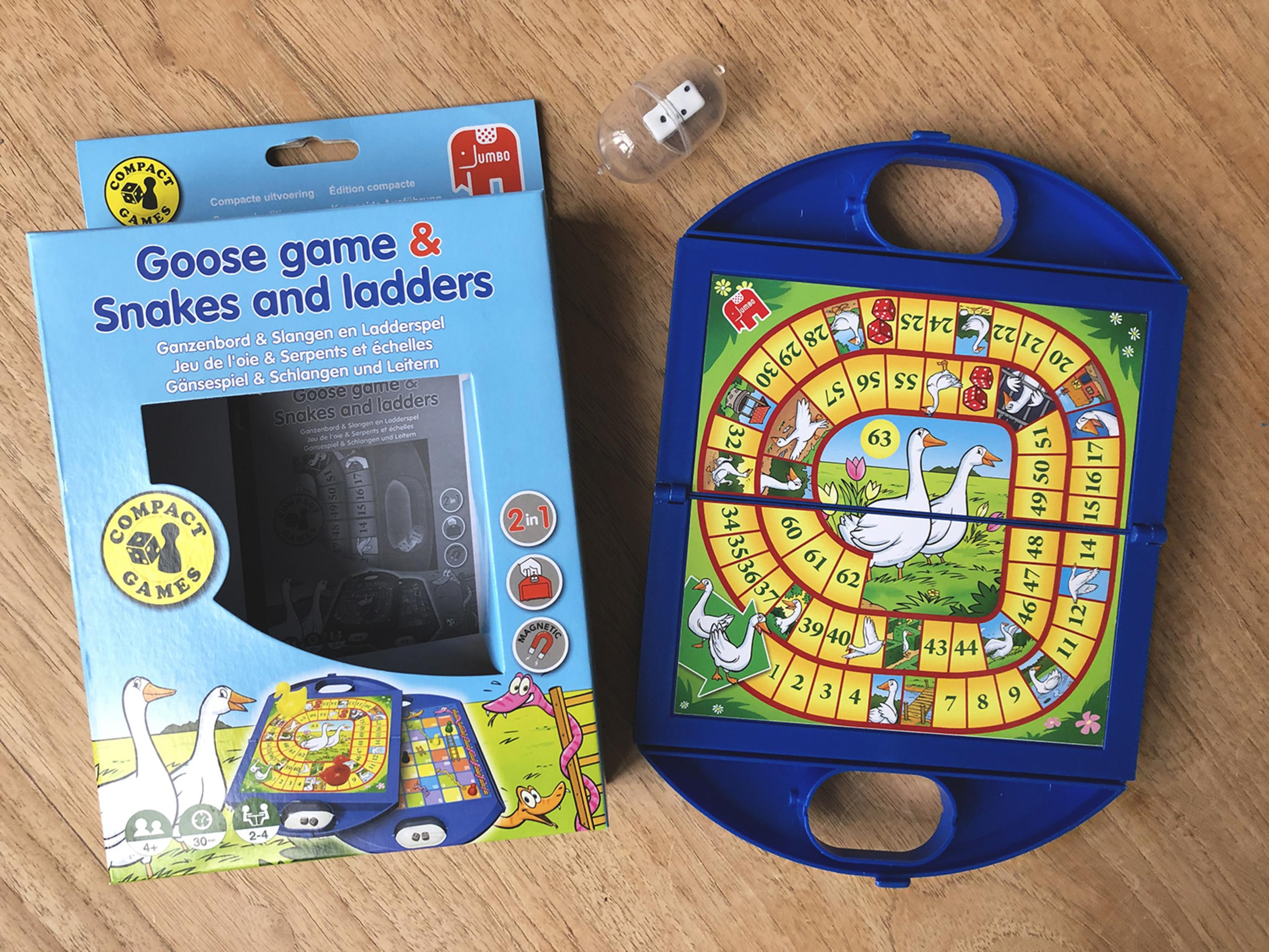 Brettspiel "Leiter und Schlange" mit Gänsen und Würfeln auf Holzboden.