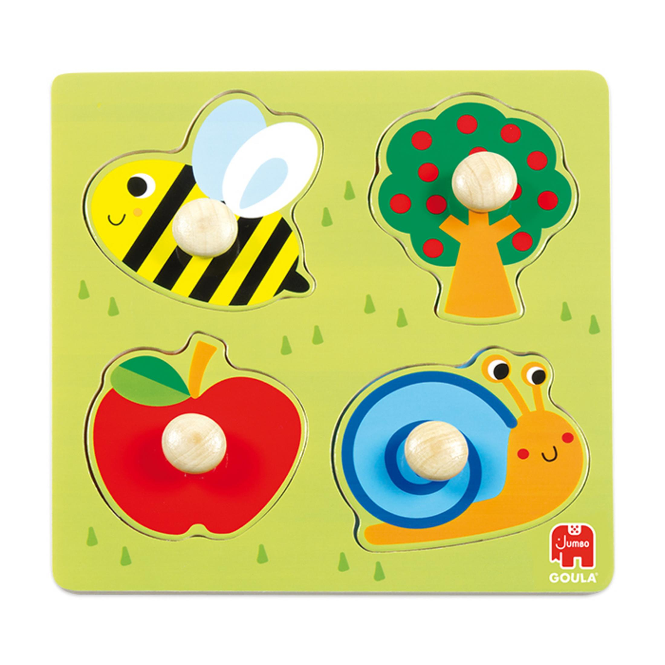 Houten puzzel met bij, boom, appel en slak op groene achtergrond.