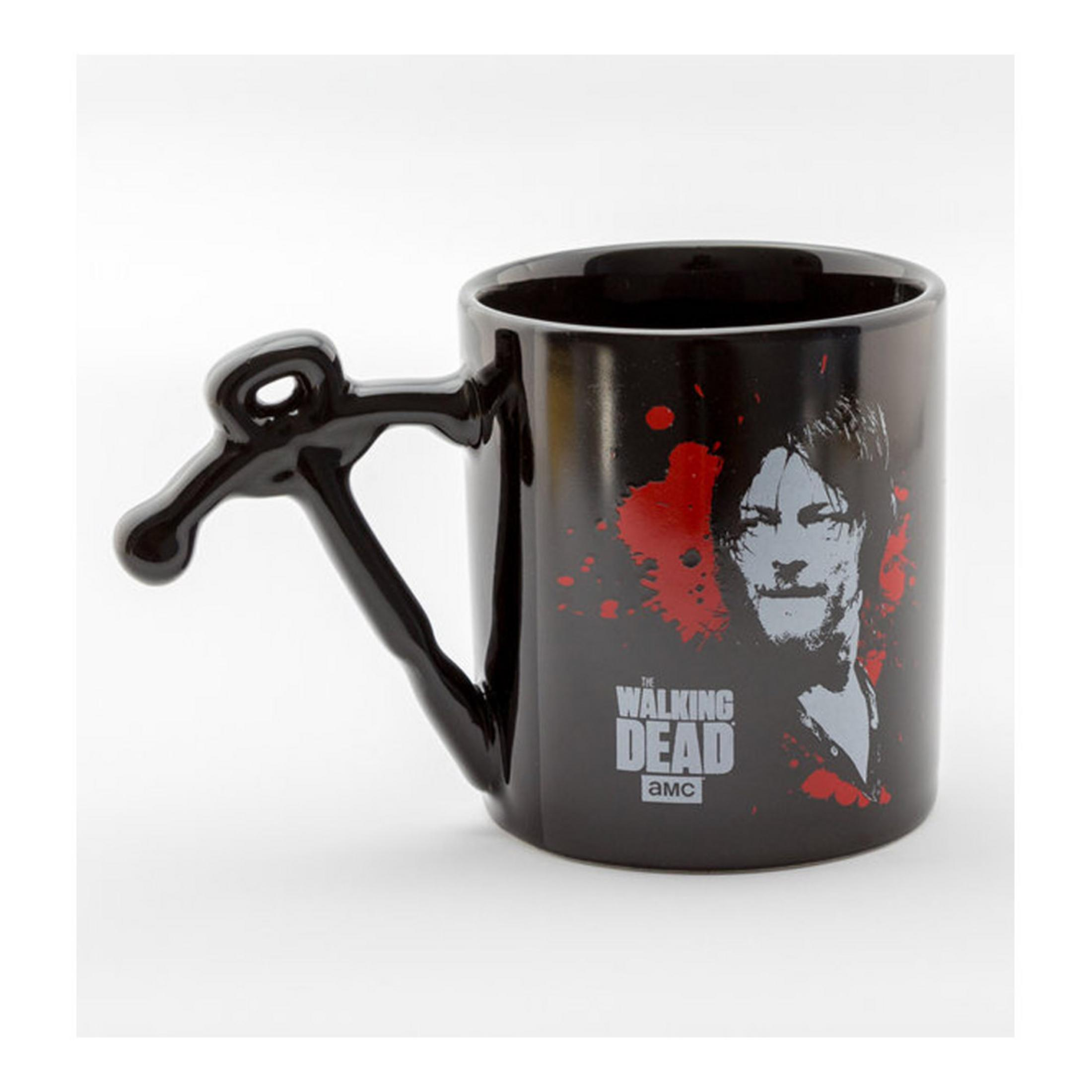 Schwarze Tasse mit Daryl Dixon-Bild und "The Walking Dead"-Logo.