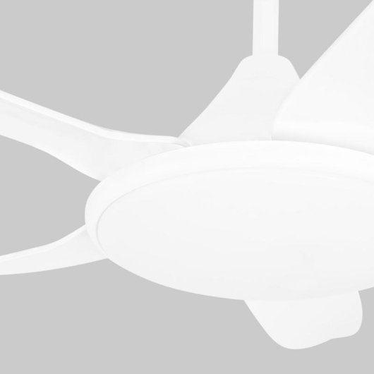 Primer plano de un ventilador de techo blanco con tres aspas y carcasa central.