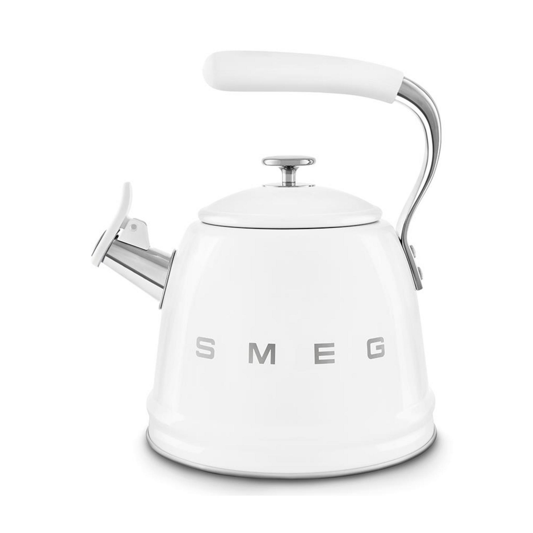 Eine weiße SMEG-Teekanne mit silbernem Griff und Deckel auf weißem Hintergrund.